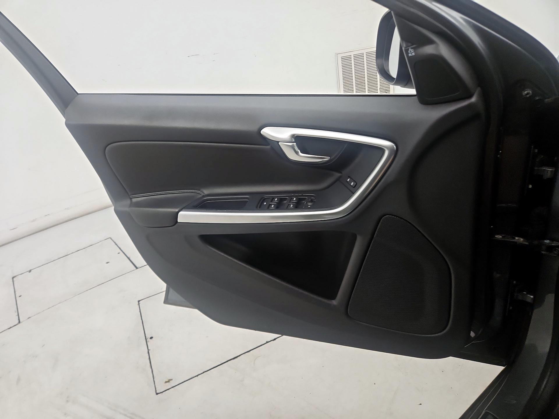 Thumbnail: 2016 Volvo V60 - 12