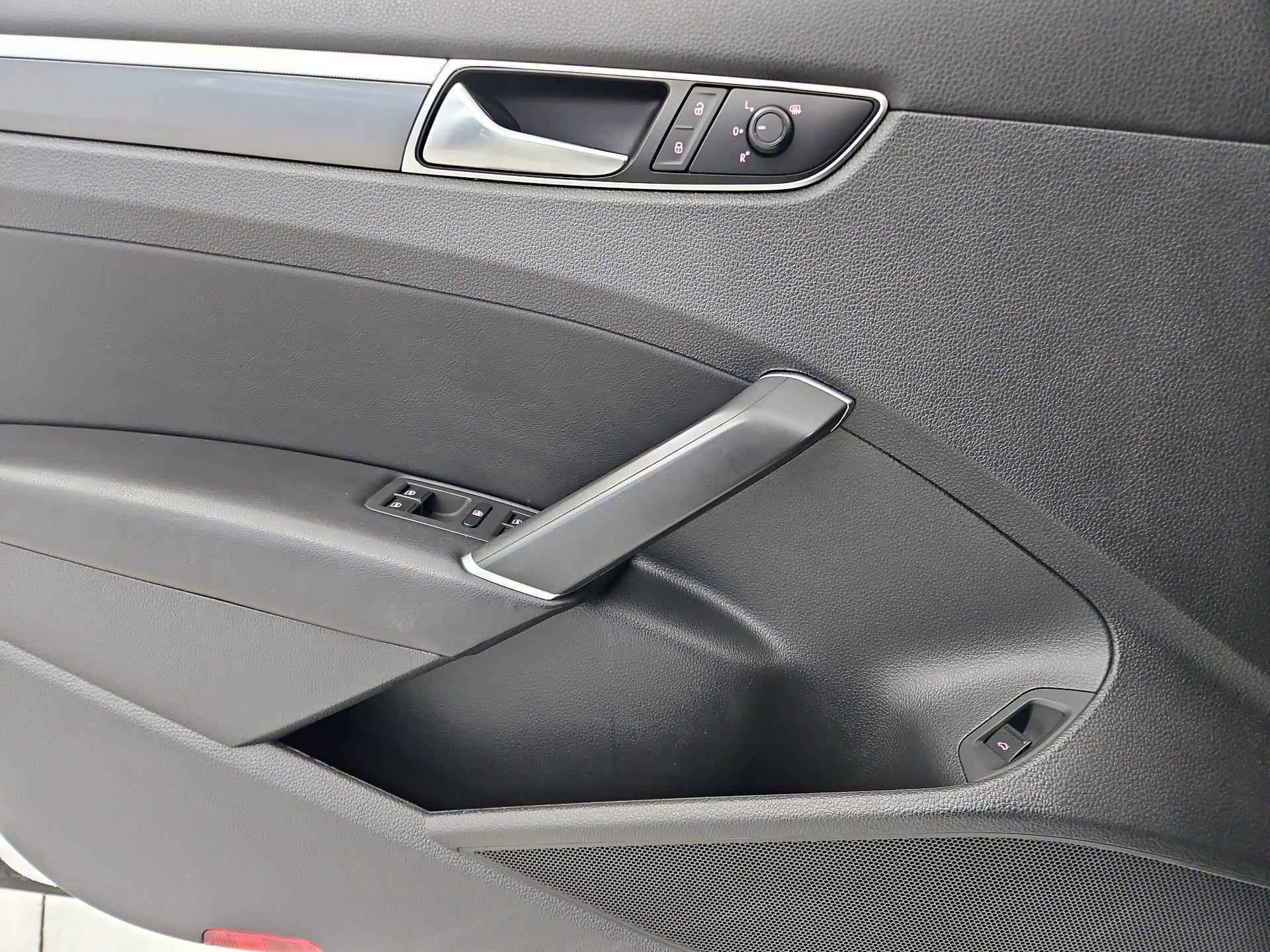 Thumbnail: 2018 Volkswagen Passat - 12