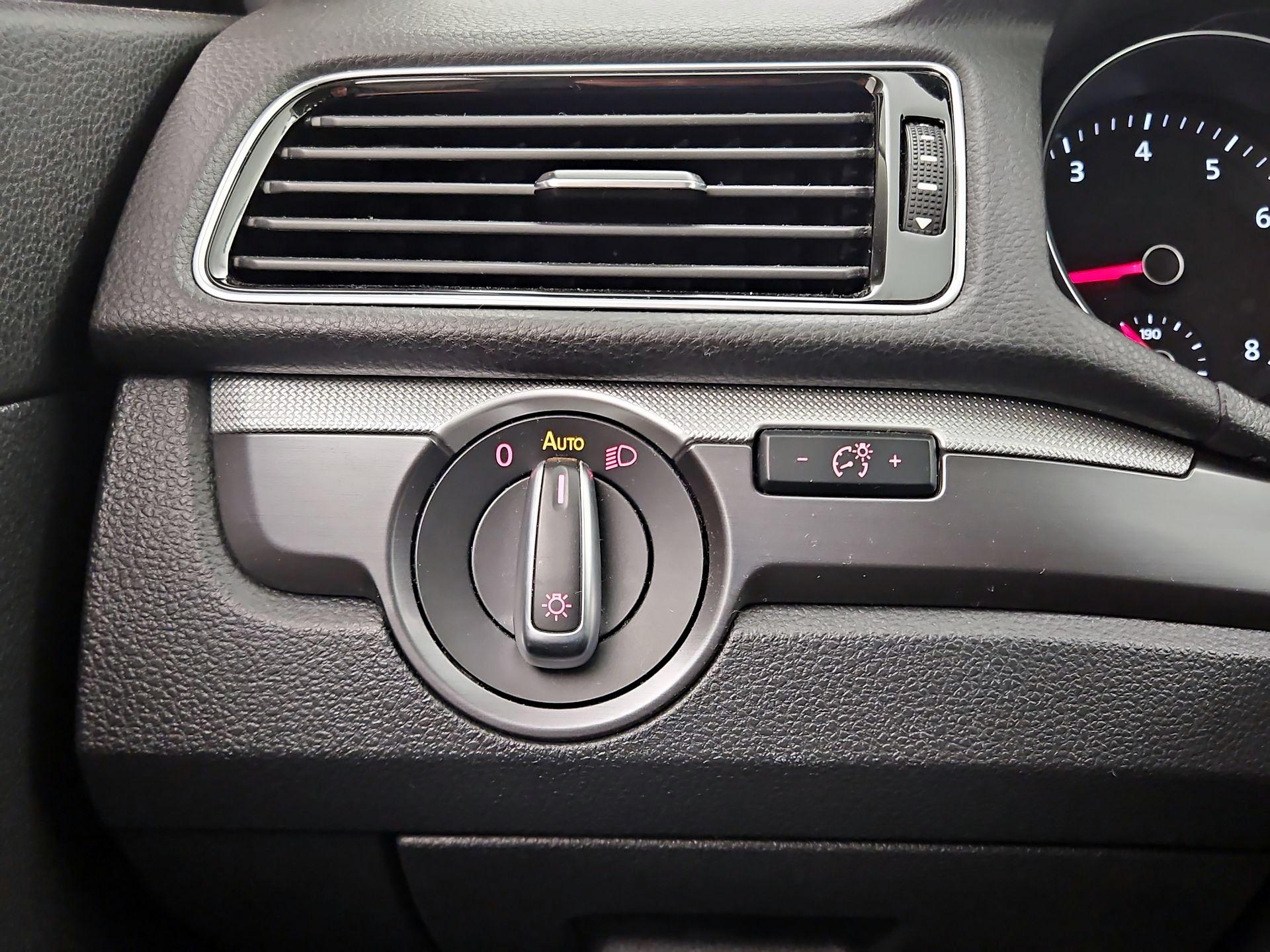 Thumbnail: 2018 Volkswagen Passat - 13