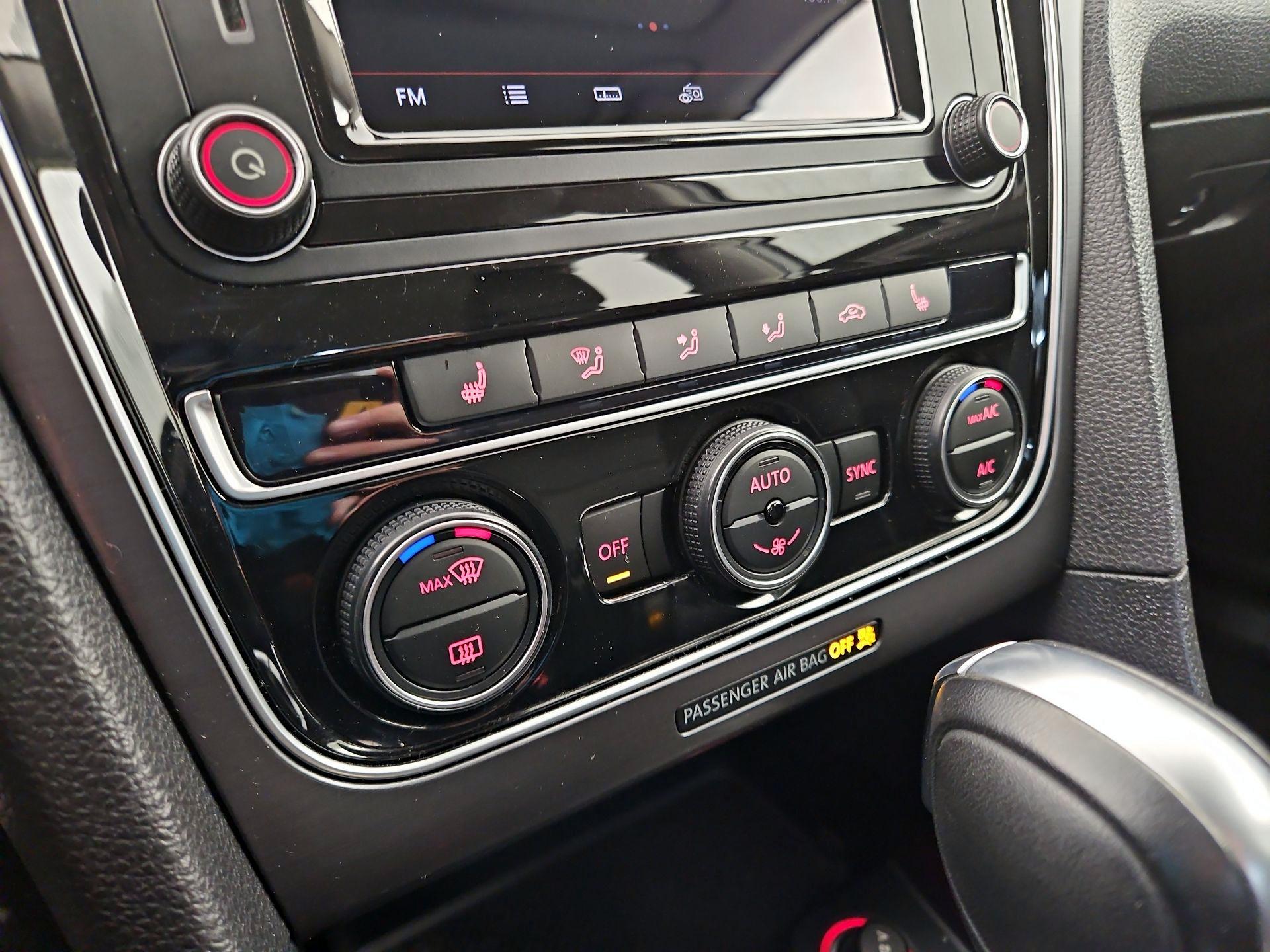 Thumbnail: 2018 Volkswagen Passat - 16