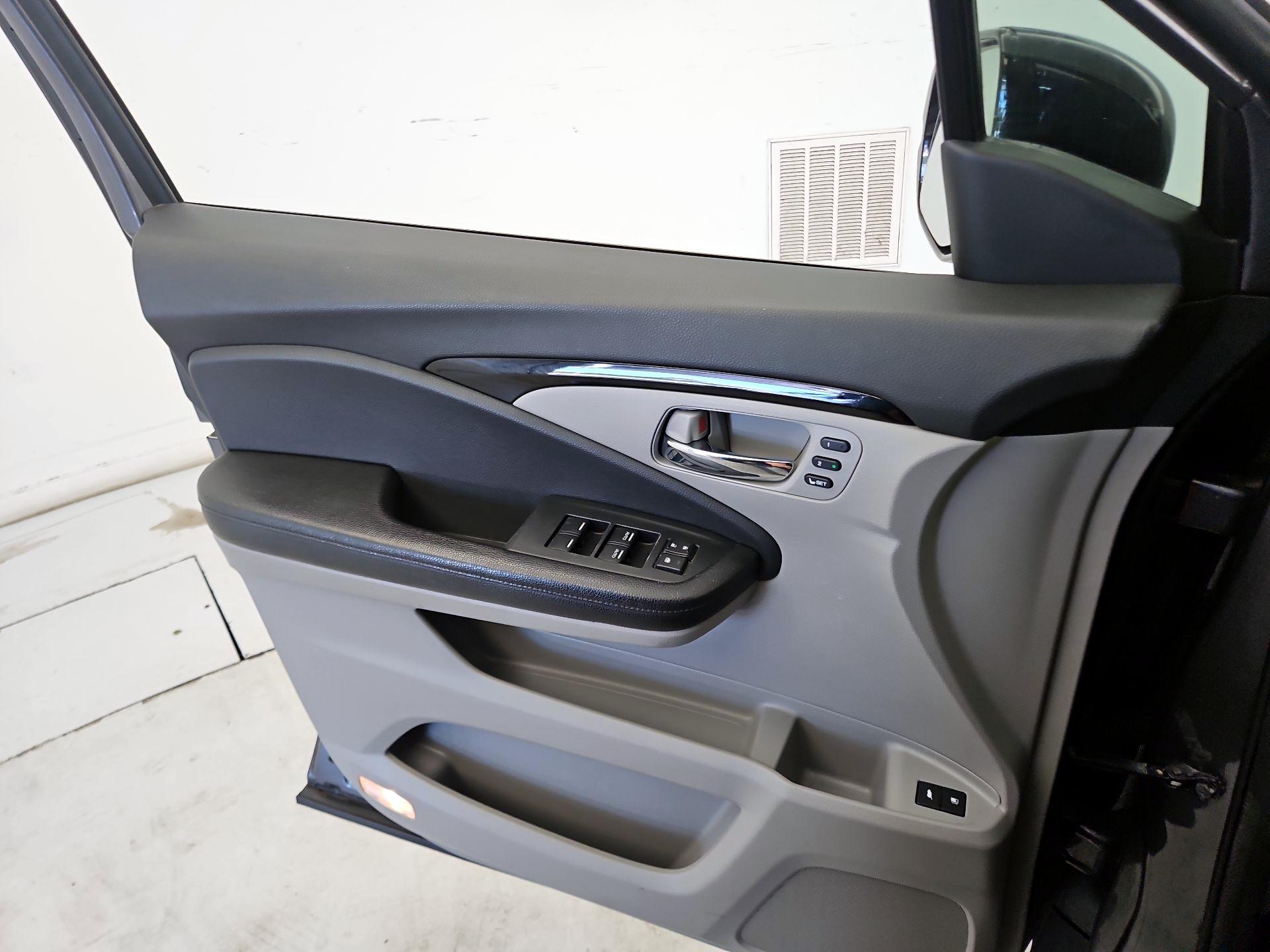 Thumbnail: 2016 Honda Pilot - 12