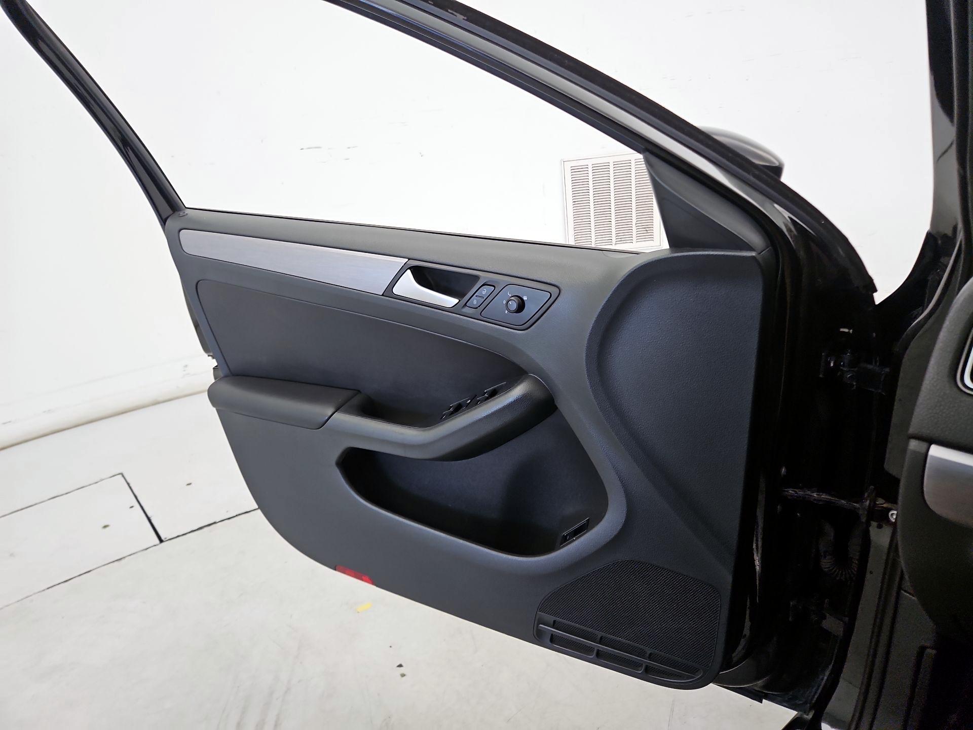 Thumbnail: 2016 Volkswagen Jetta - 12