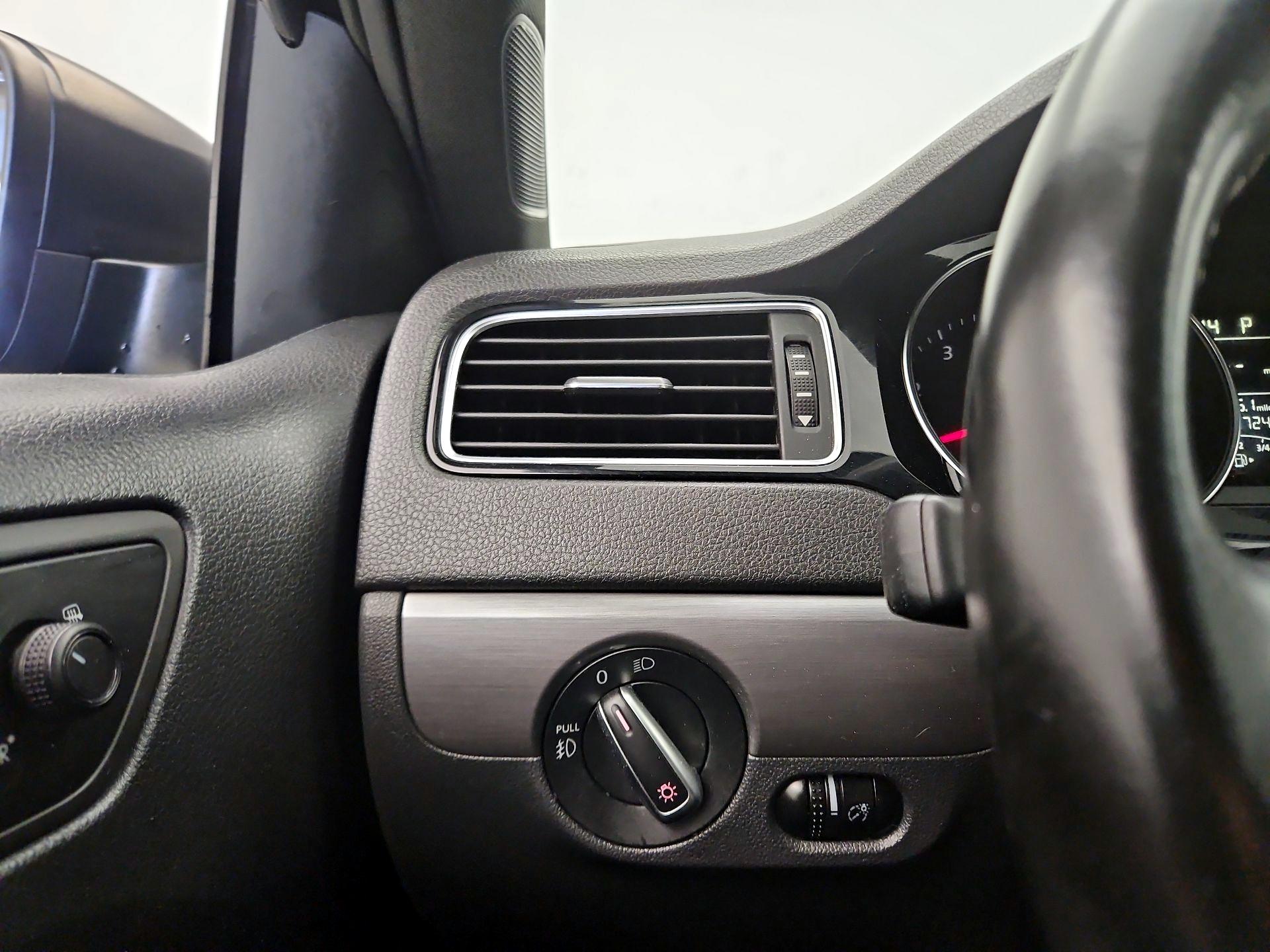 Thumbnail: 2016 Volkswagen Jetta - 13