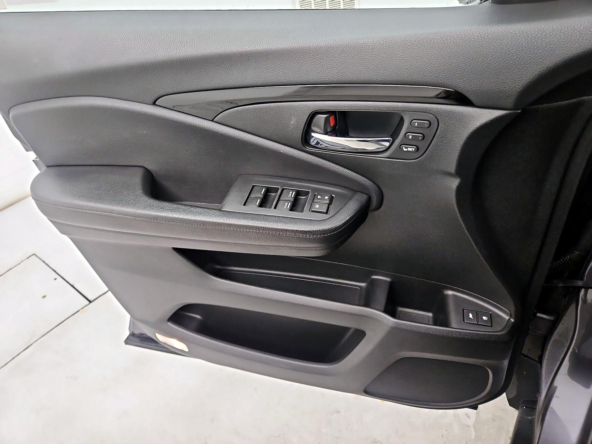 Thumbnail: 2017 Honda Pilot - 12
