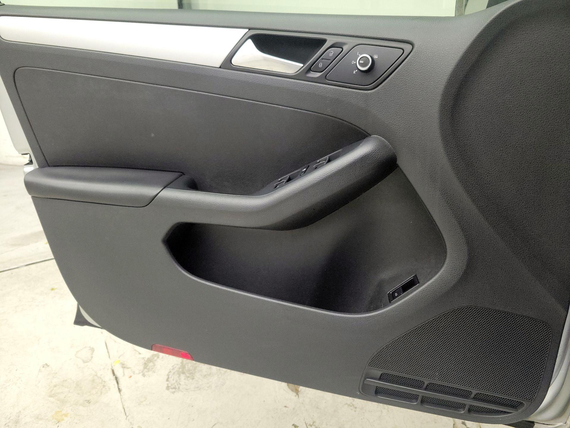 Thumbnail: 2014 Volkswagen Jetta - 12