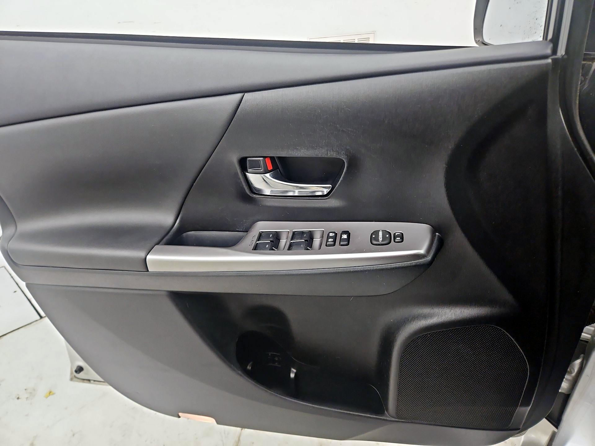 Thumbnail: 2015 Toyota Prius v - 12