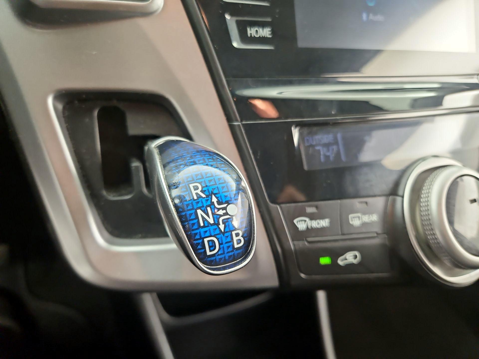 Thumbnail: 2015 Toyota Prius v - 17