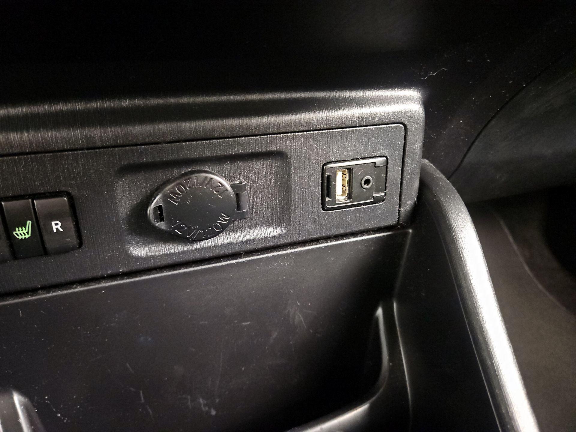 Thumbnail: 2015 Toyota Prius v - 18