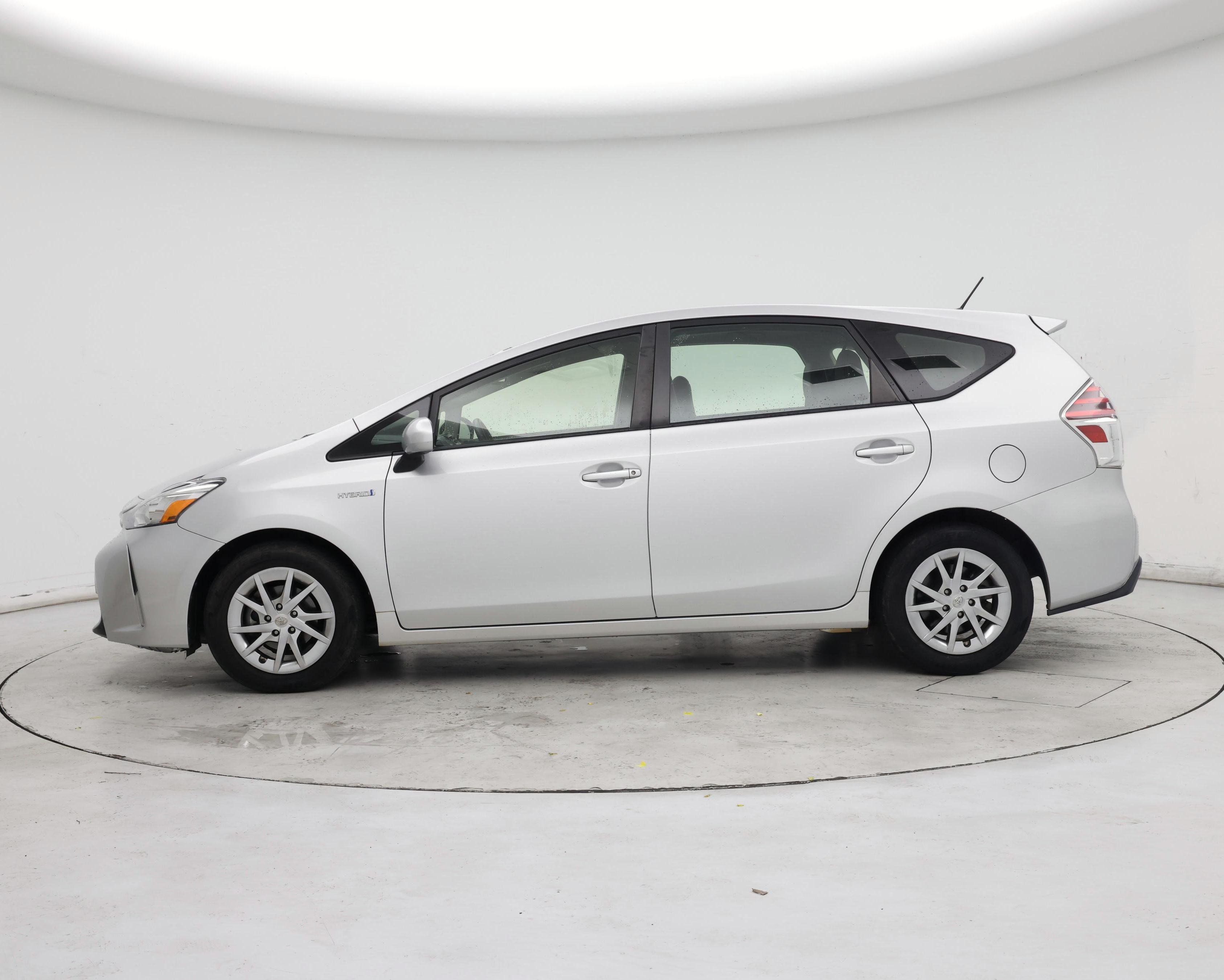 Thumbnail: 2015 Toyota Prius v - 3
