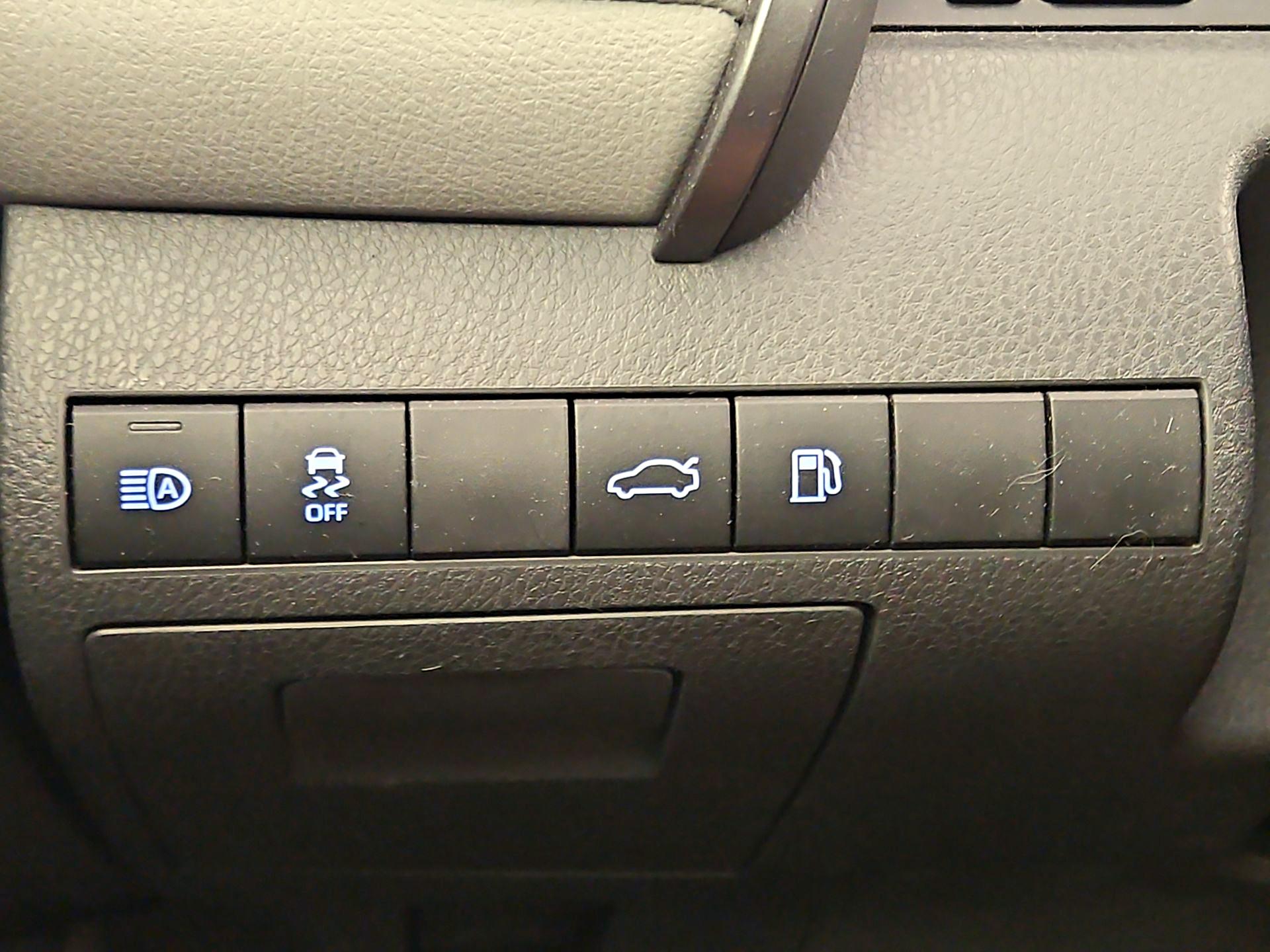 Thumbnail: 2018 Toyota Camry - 13