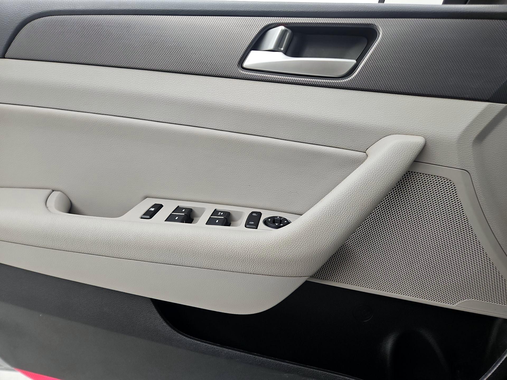 Thumbnail: 2016 Hyundai Sonata - 12