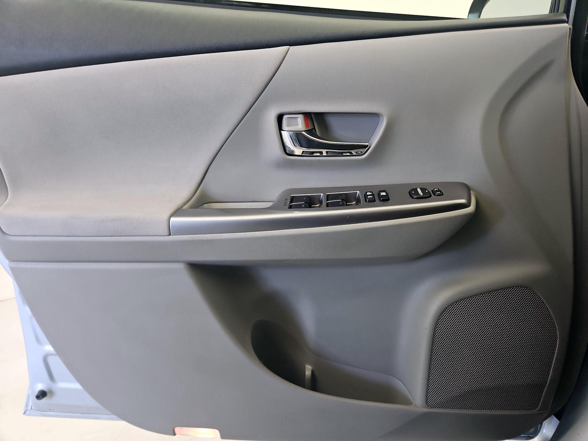 Thumbnail: 2016 Toyota Prius v - 12