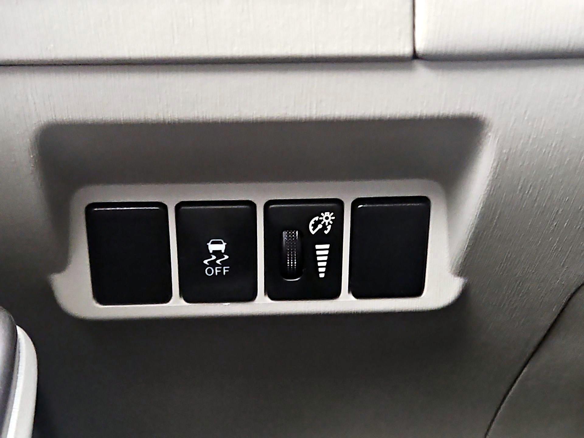 Thumbnail: 2016 Toyota Prius v - 13