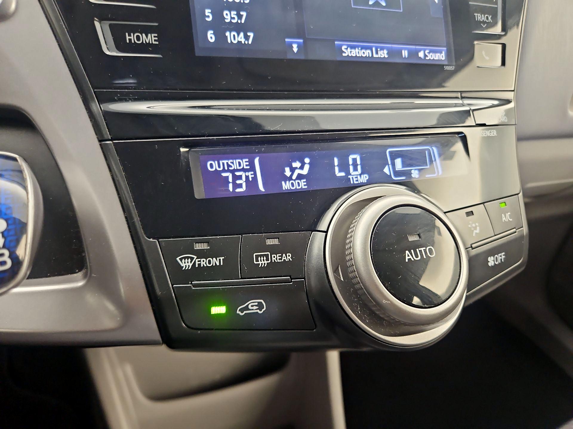 Thumbnail: 2016 Toyota Prius v - 17