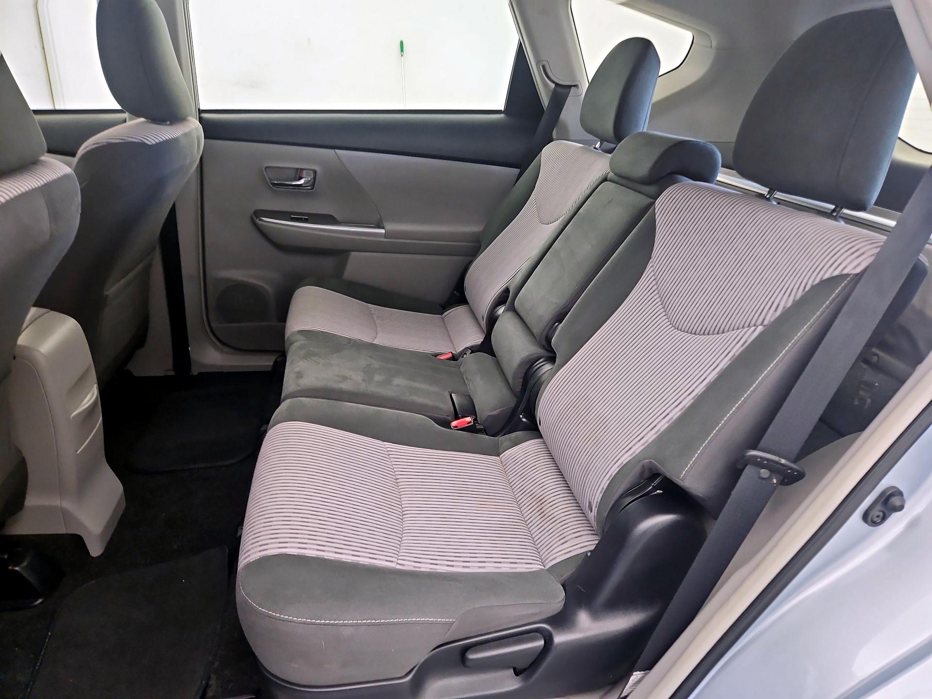 Thumbnail: 2016 Toyota Prius v - 20