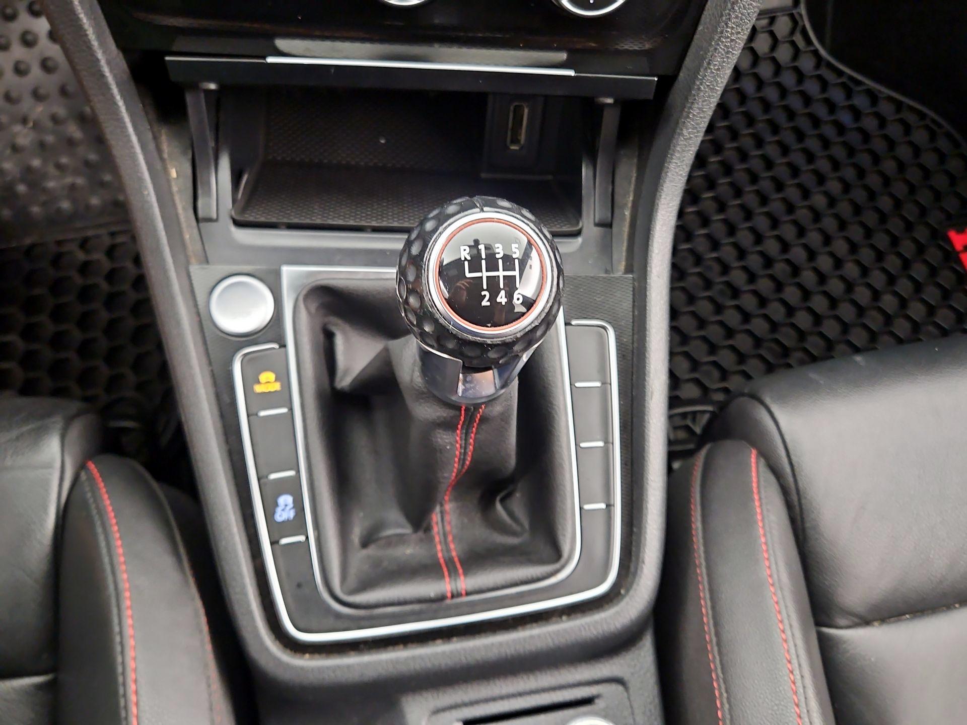Thumbnail: 2015 Volkswagen Golf - 17