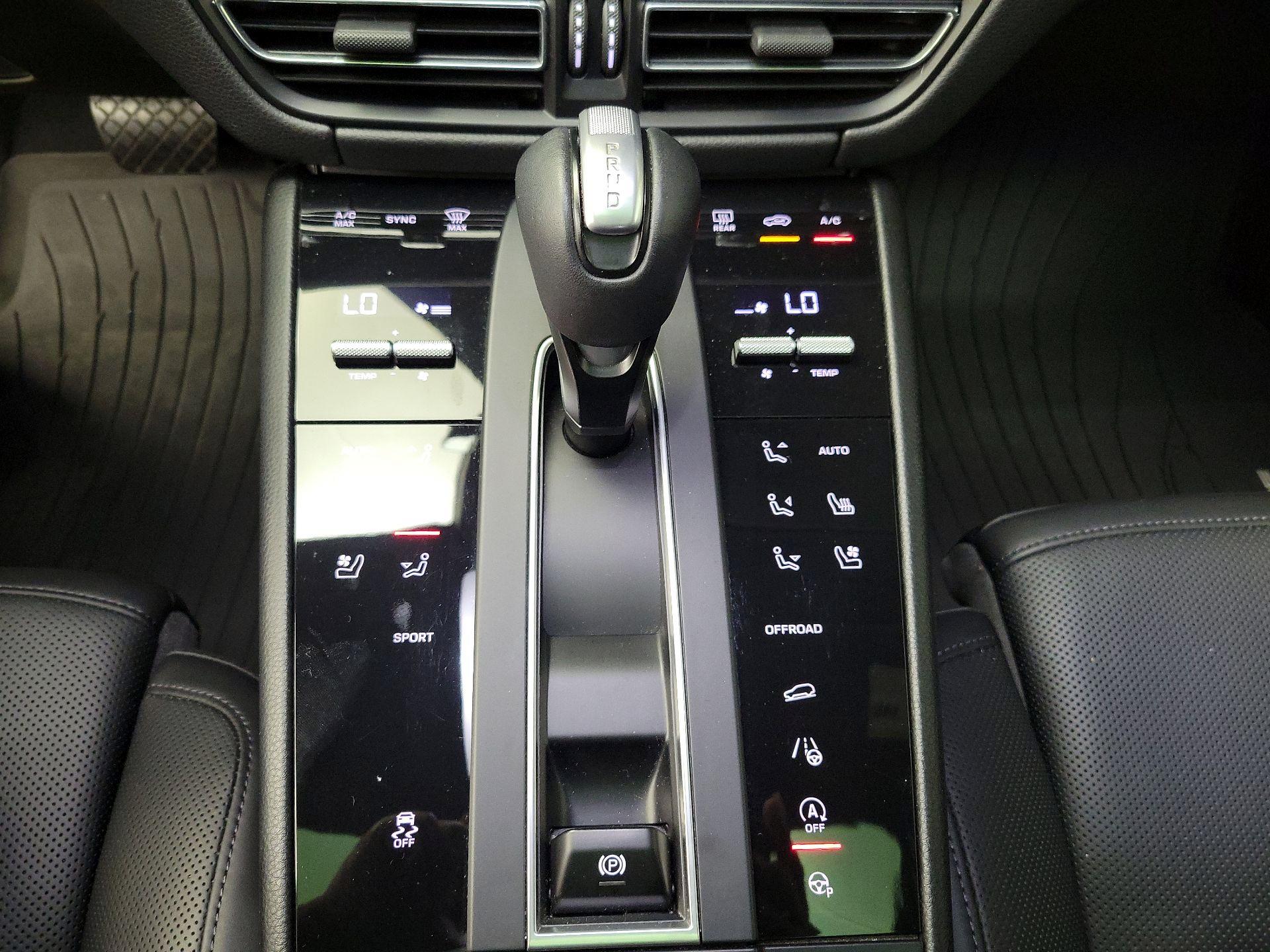 Thumbnail: 2022 Porsche Macan - 18