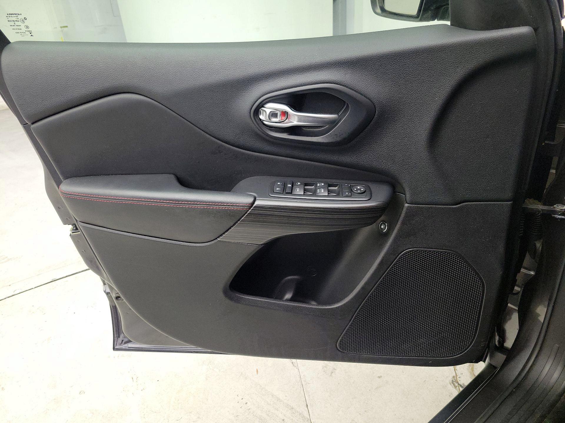 Thumbnail: 2015 Jeep Cherokee - 12