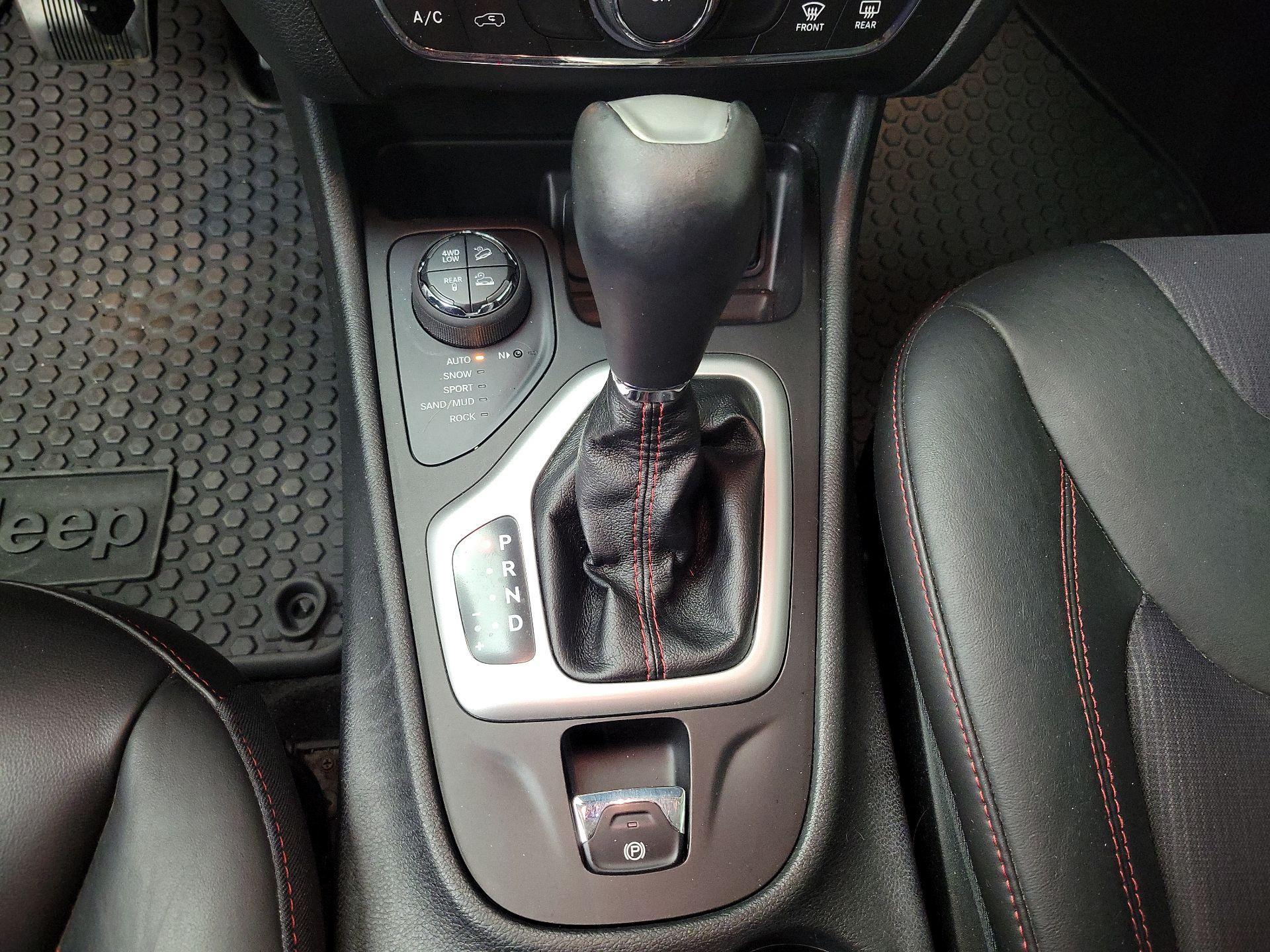 Thumbnail: 2015 Jeep Cherokee - 18
