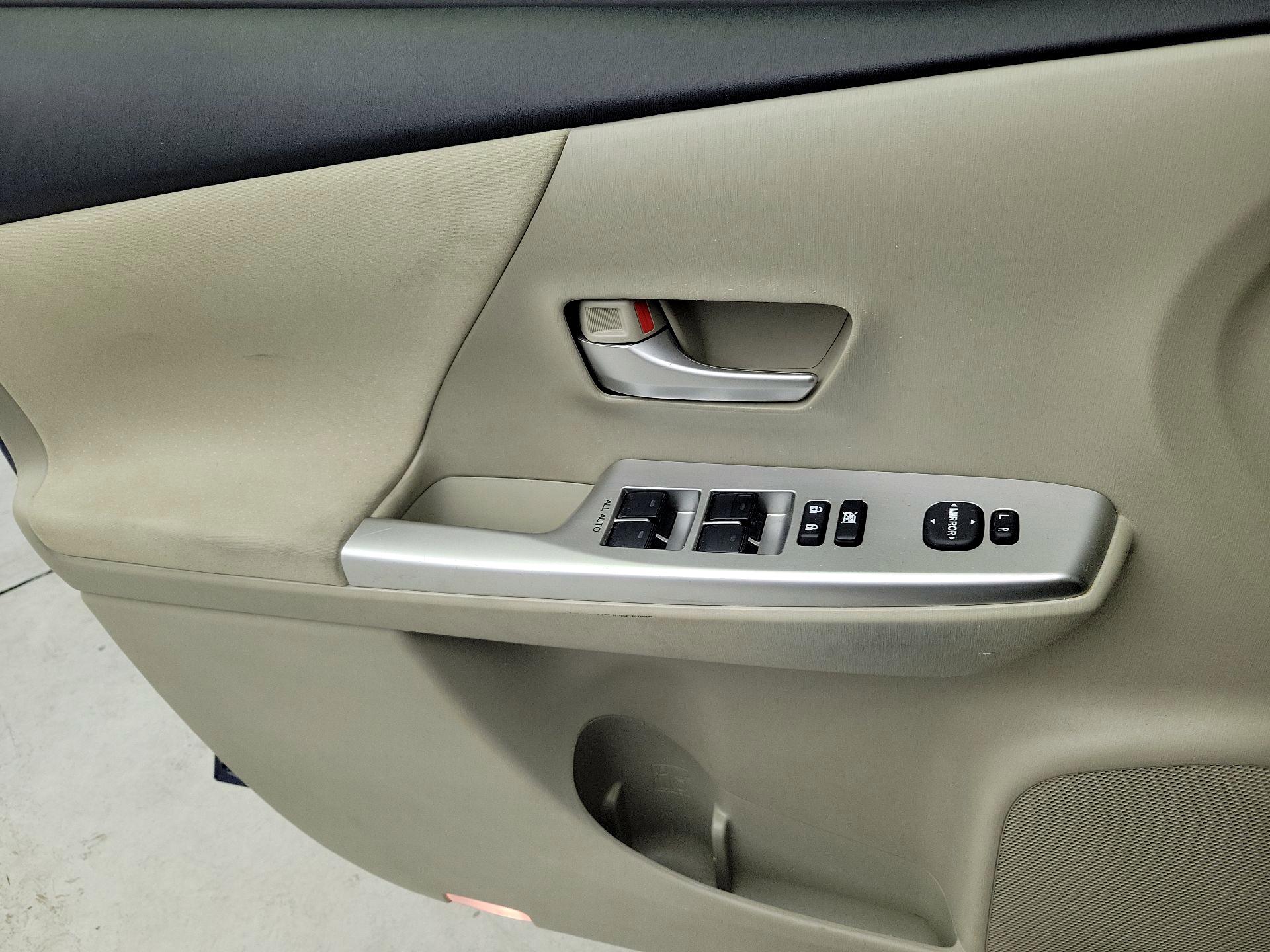 Thumbnail: 2014 Toyota Prius v - 12