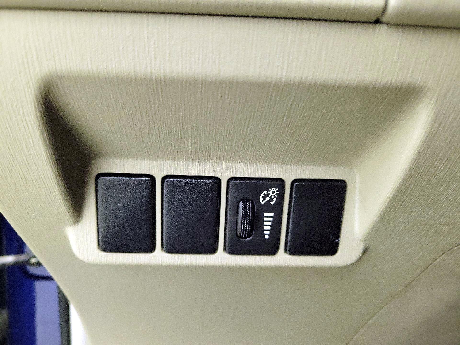 Thumbnail: 2014 Toyota Prius v - 13