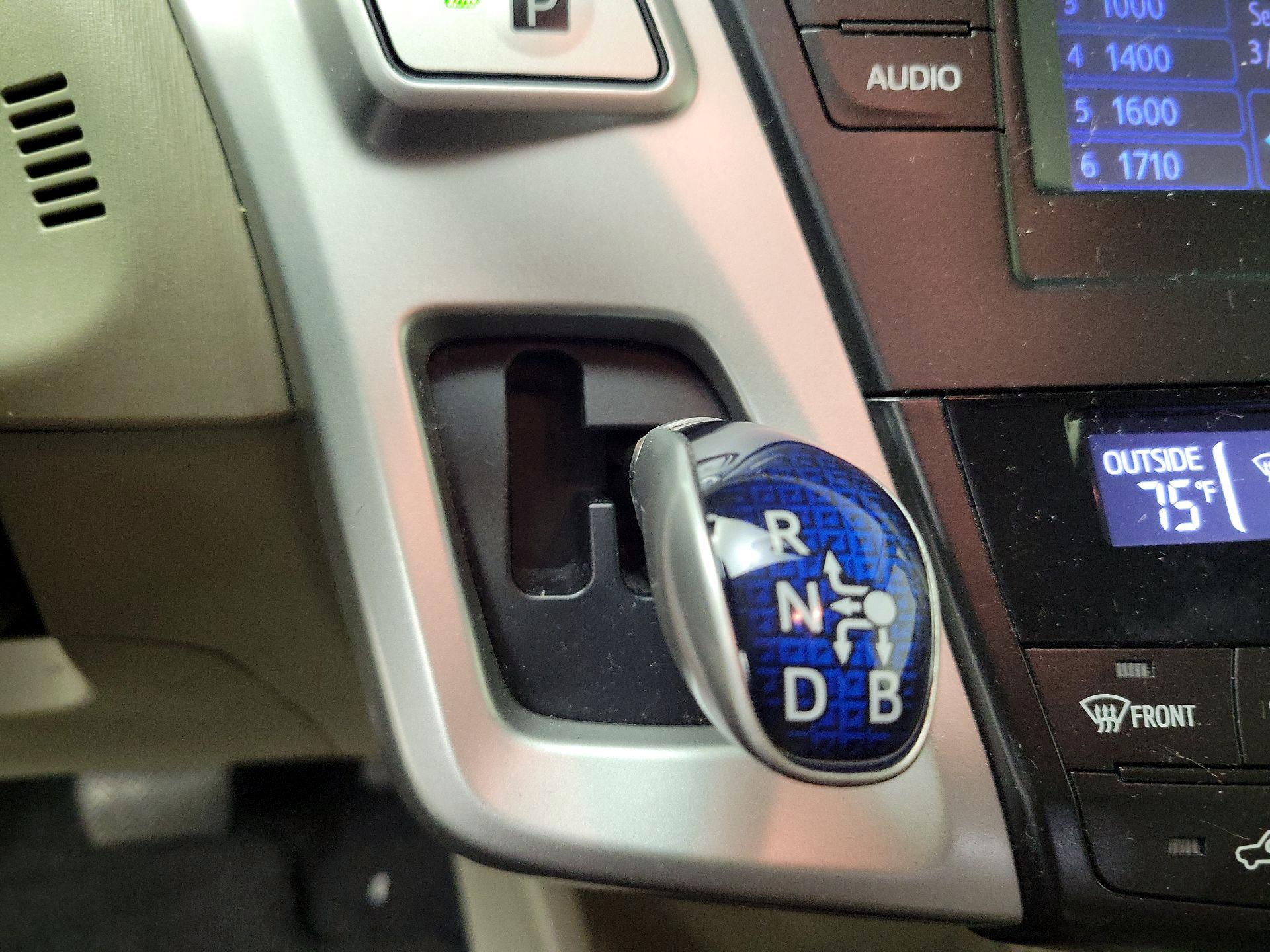 Thumbnail: 2014 Toyota Prius v - 17