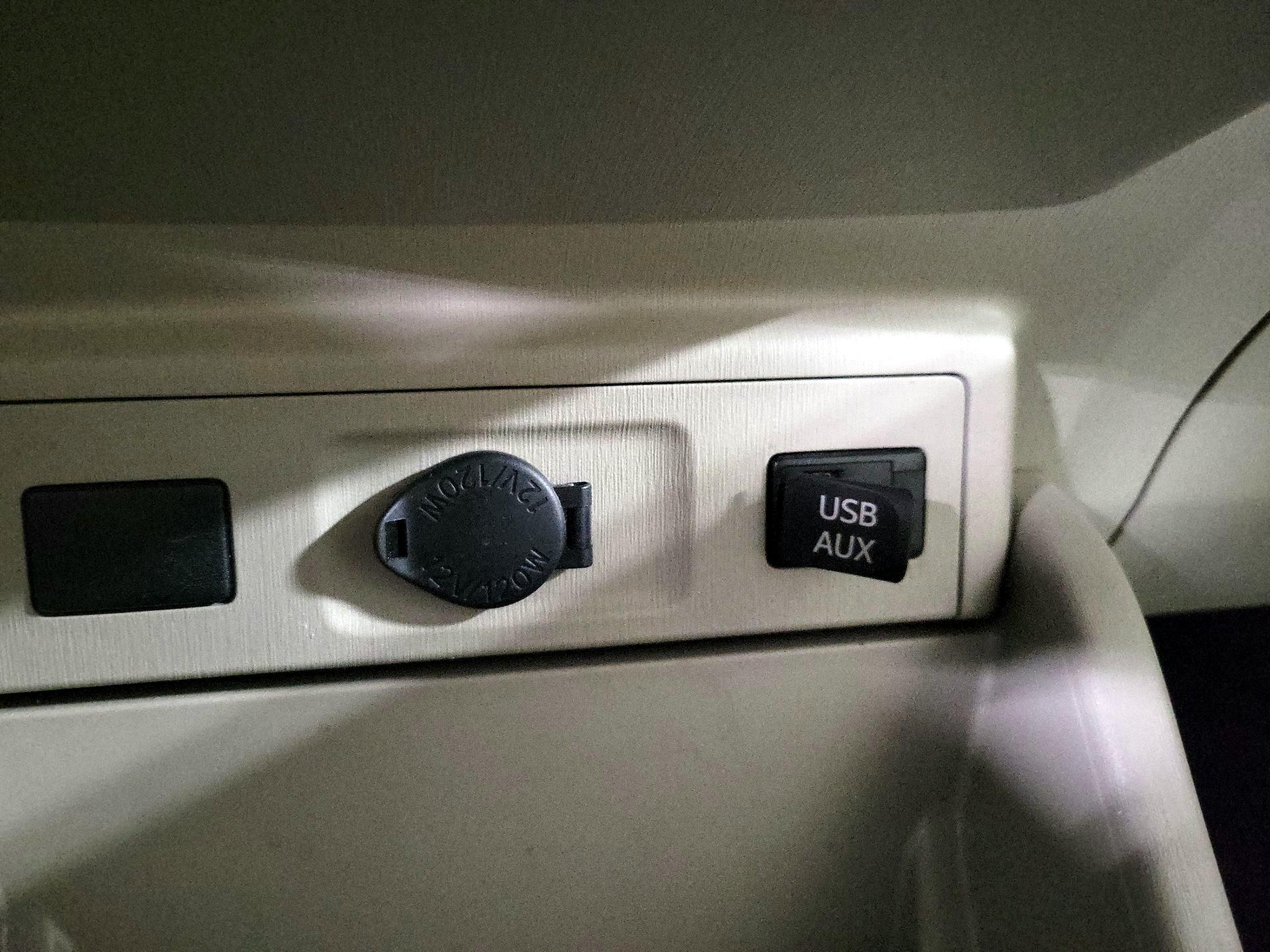 Thumbnail: 2014 Toyota Prius v - 18