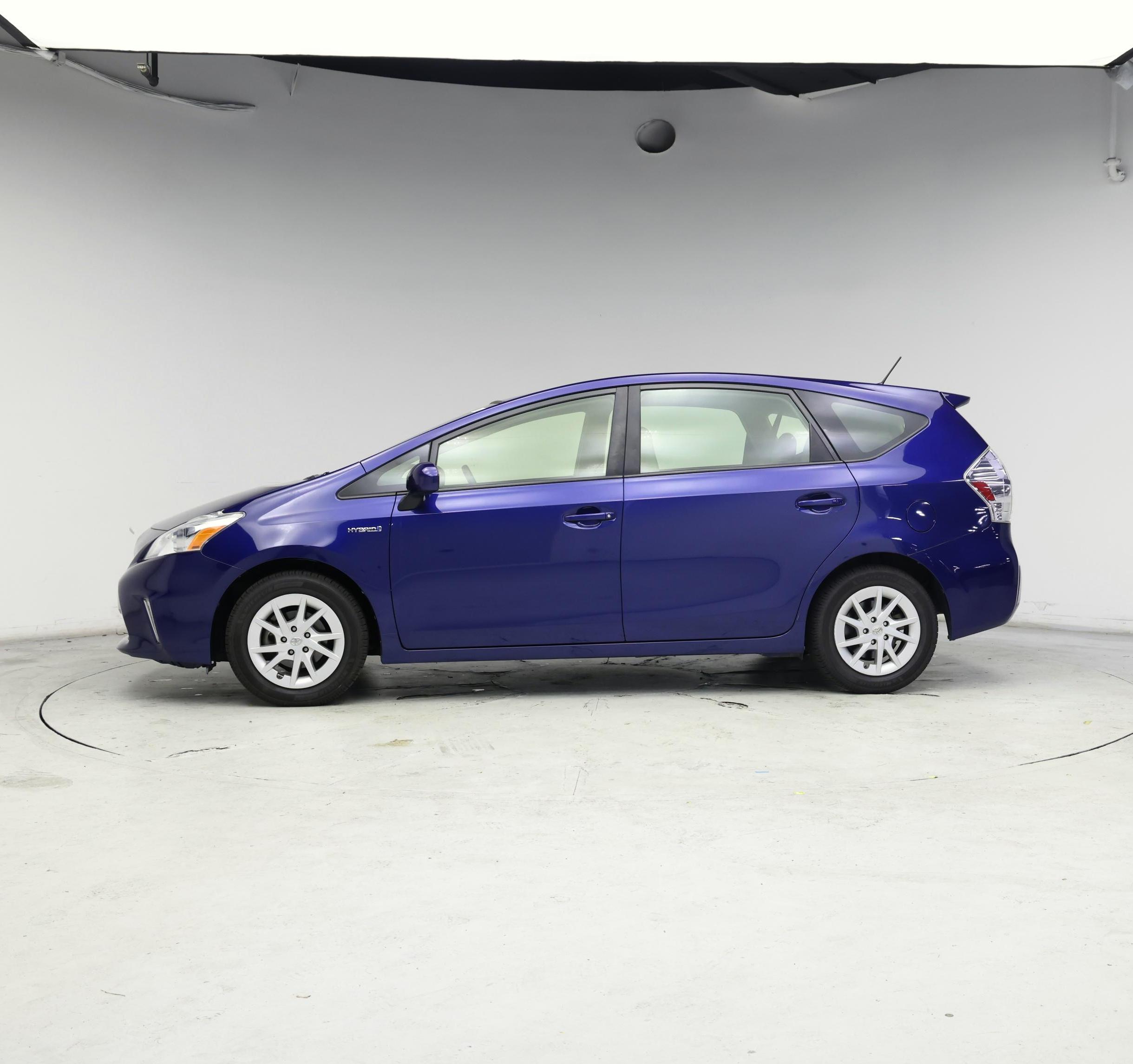 Thumbnail: 2014 Toyota Prius v - 3