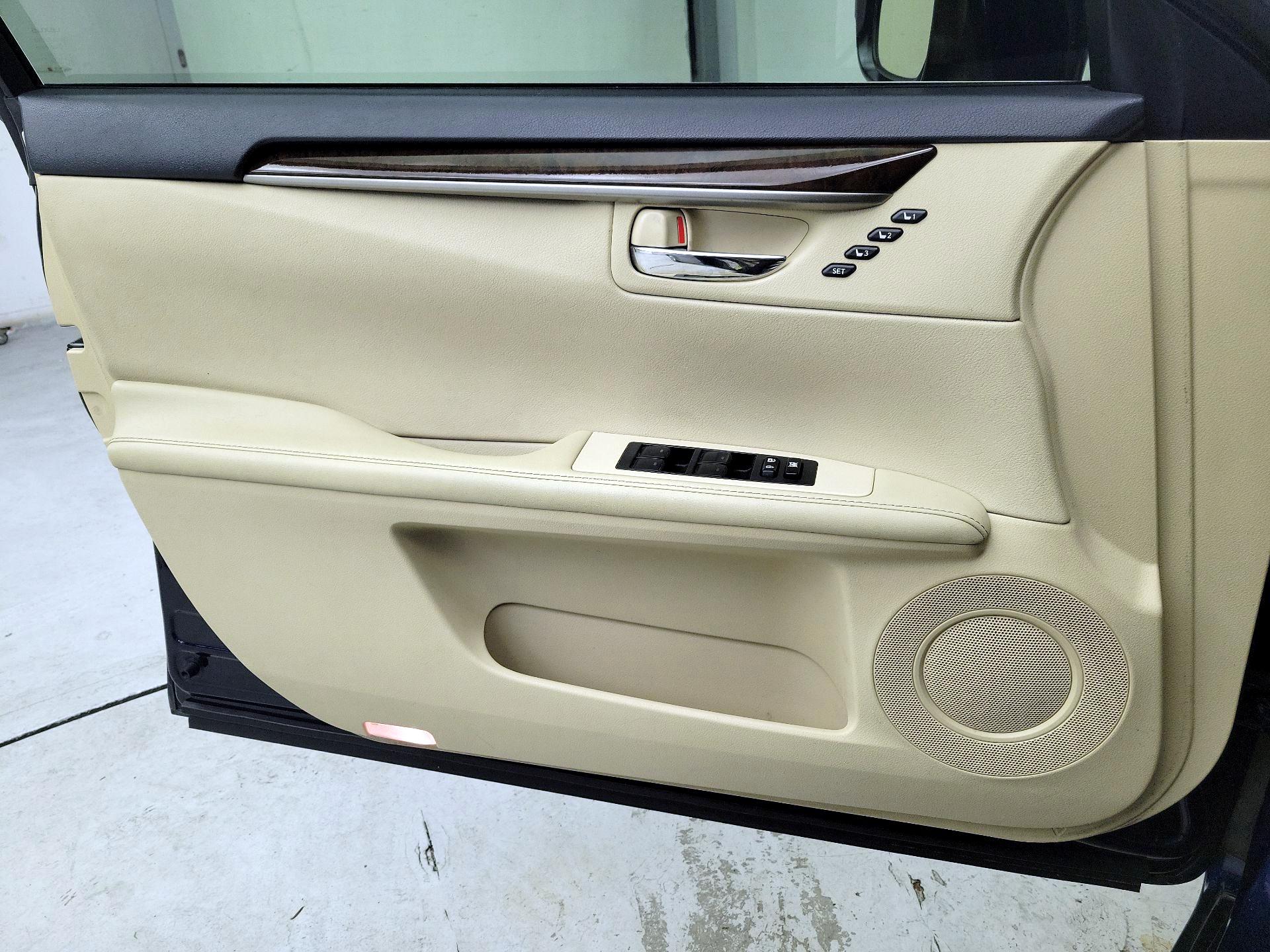 Thumbnail: 2015 Lexus ES - 12
