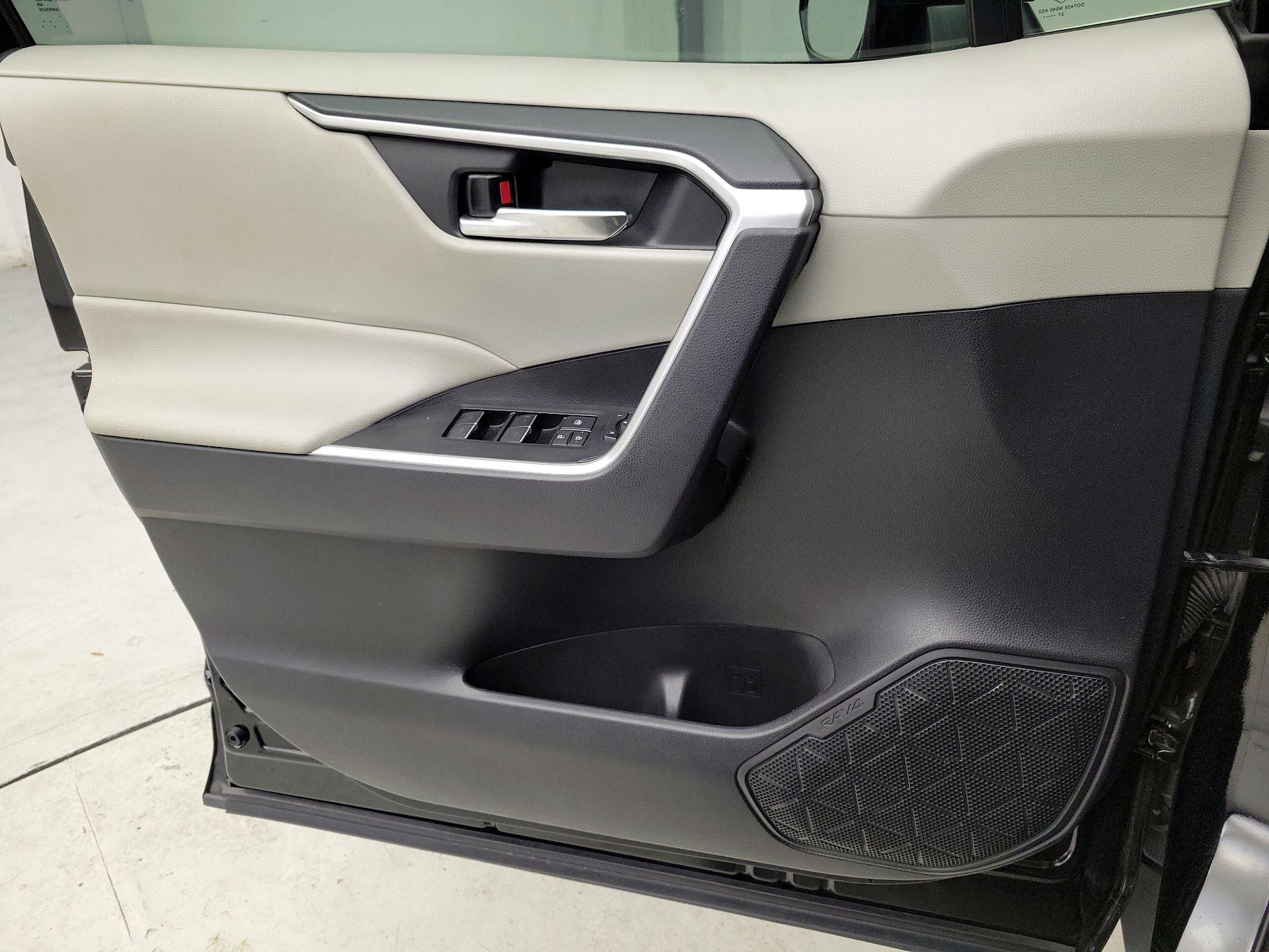 Thumbnail: 2022 Toyota RAV4 - 12