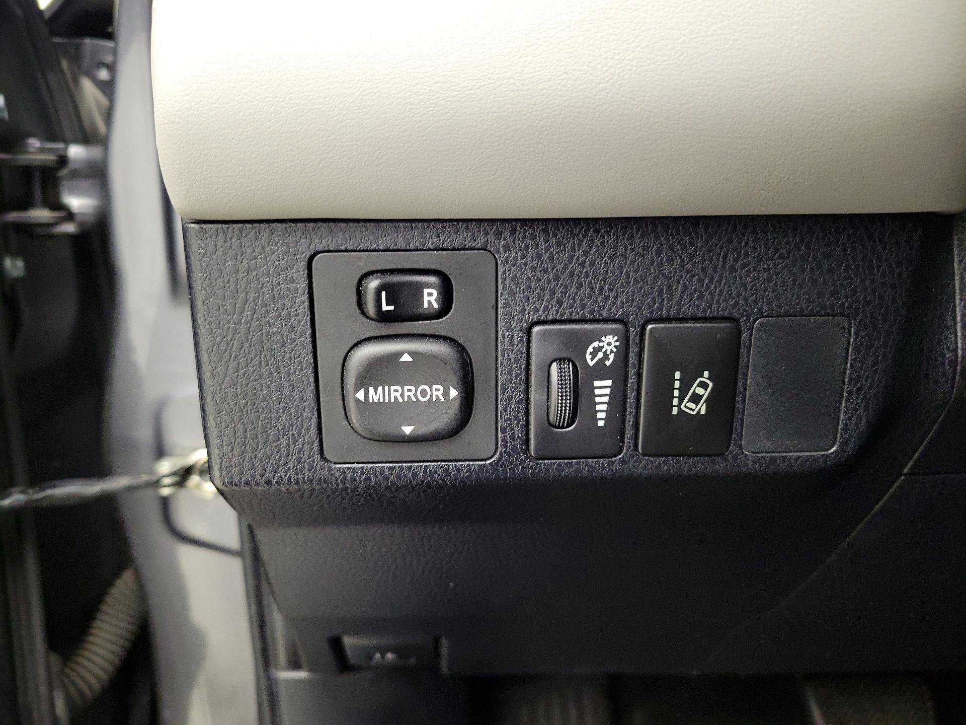 Thumbnail: 2016 Toyota RAV4 - 13