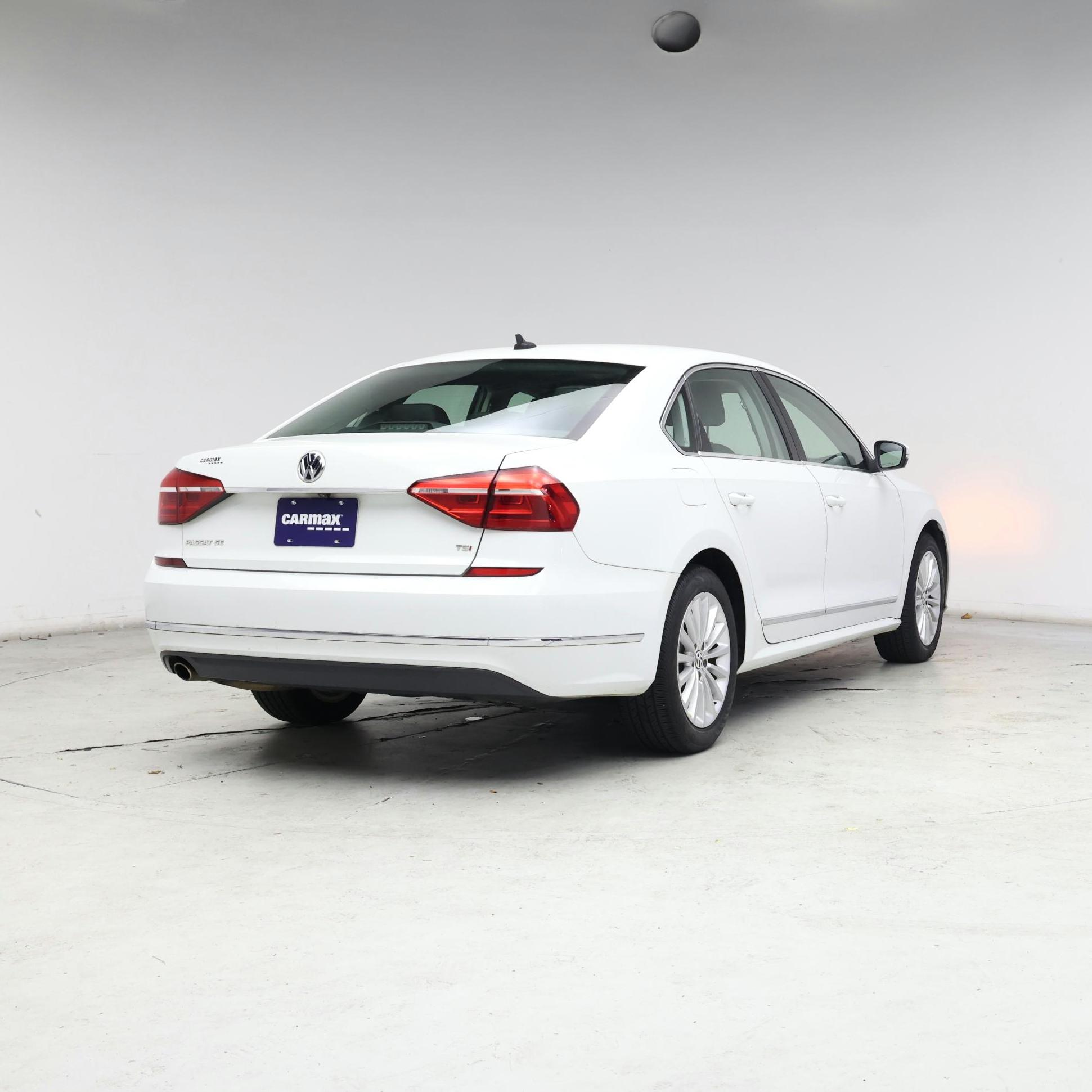 Thumbnail: 2016 Volkswagen Passat - 8