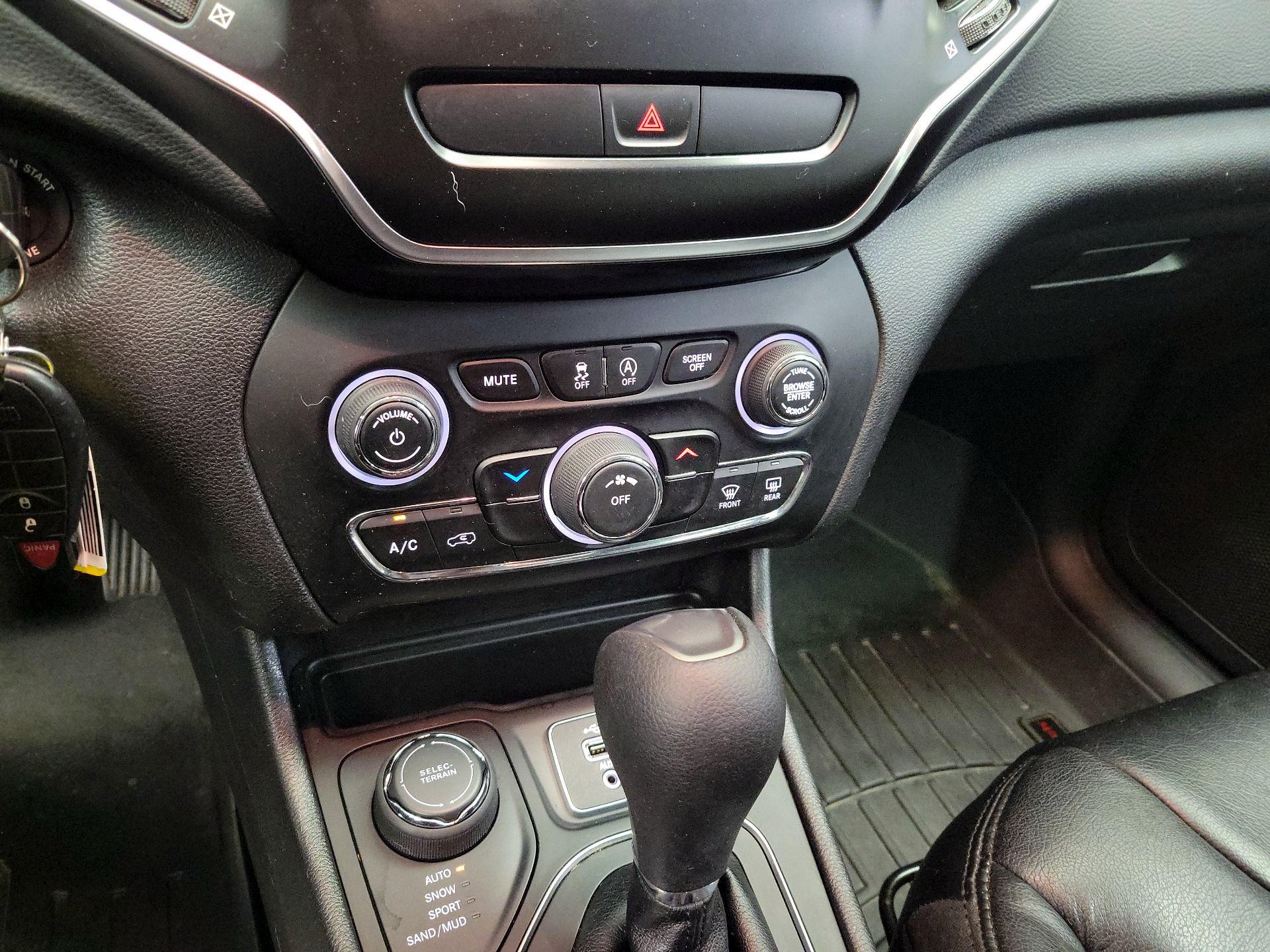 Thumbnail: 2020 Jeep Cherokee - 16
