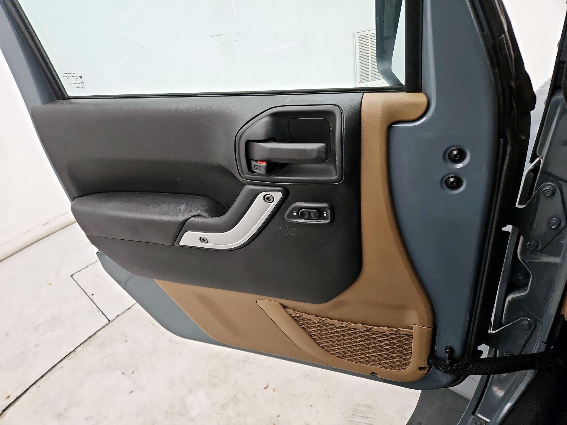 Thumbnail: 2014 Jeep Wrangler - 10
