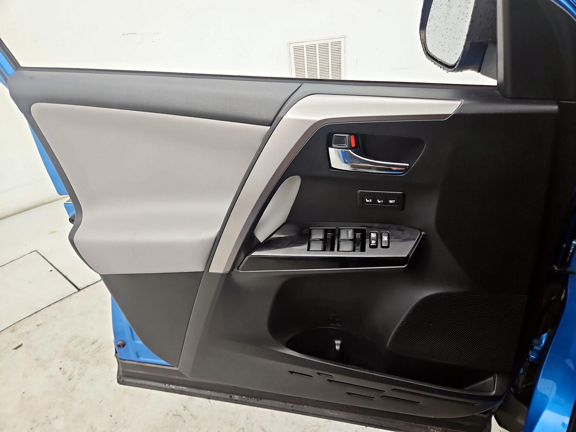 Thumbnail: 2016 Toyota RAV4 - 12
