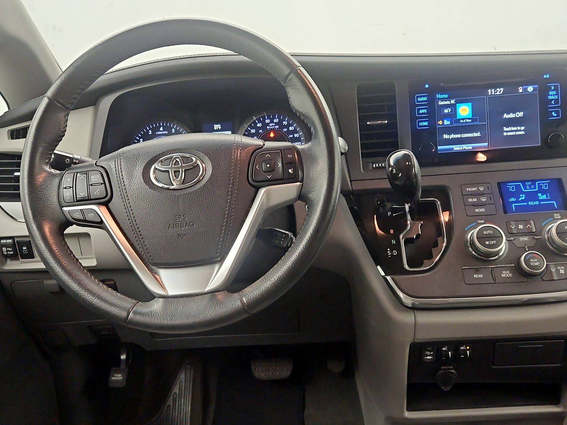 Thumbnail: 2015 Toyota Sienna - 10