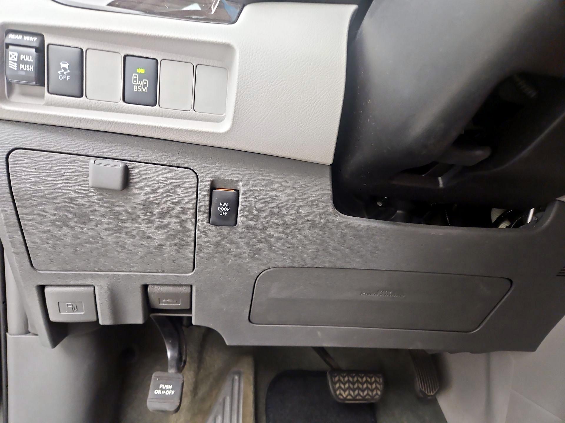 Thumbnail: 2015 Toyota Sienna - 13