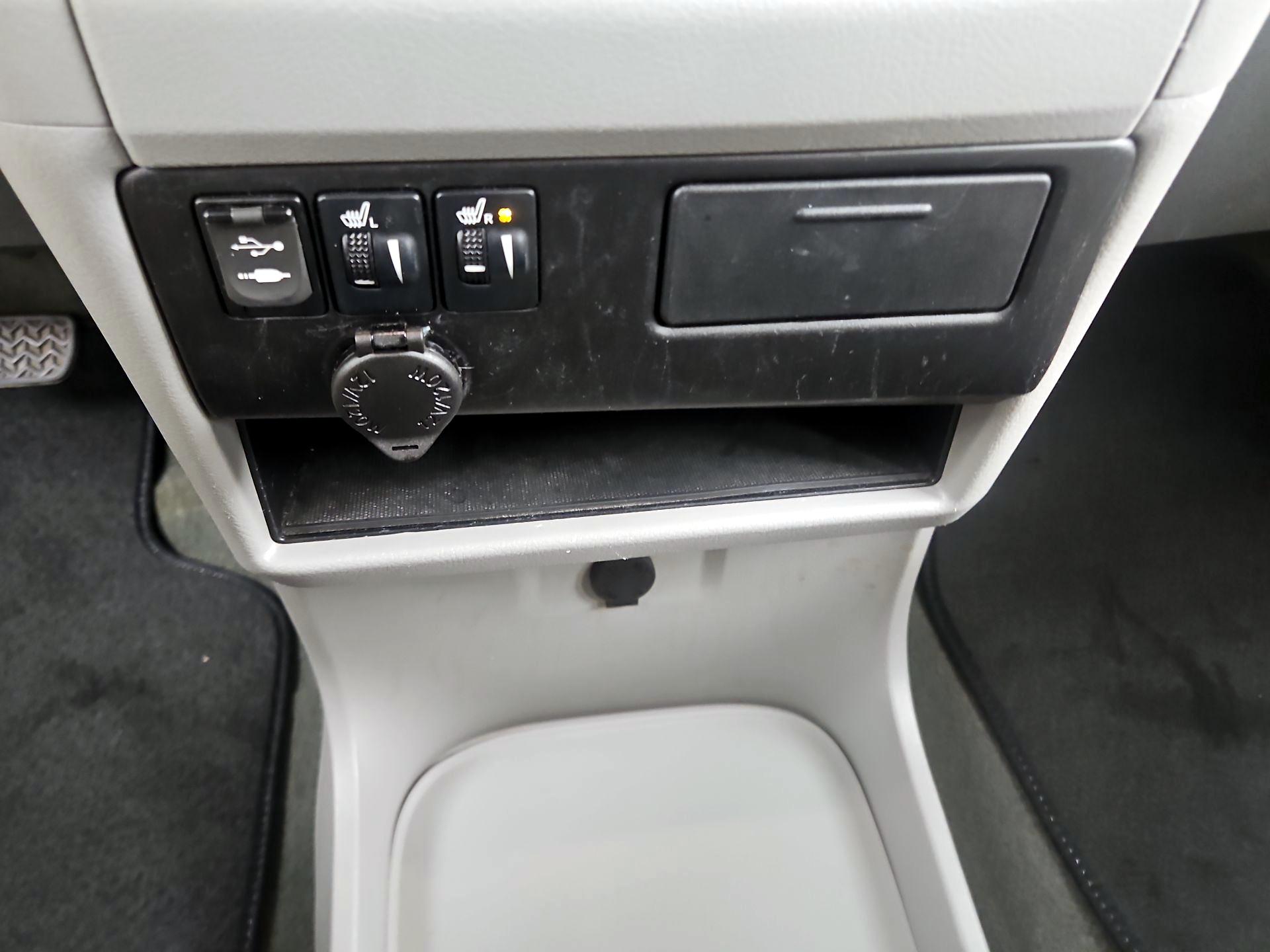 Thumbnail: 2015 Toyota Sienna - 18