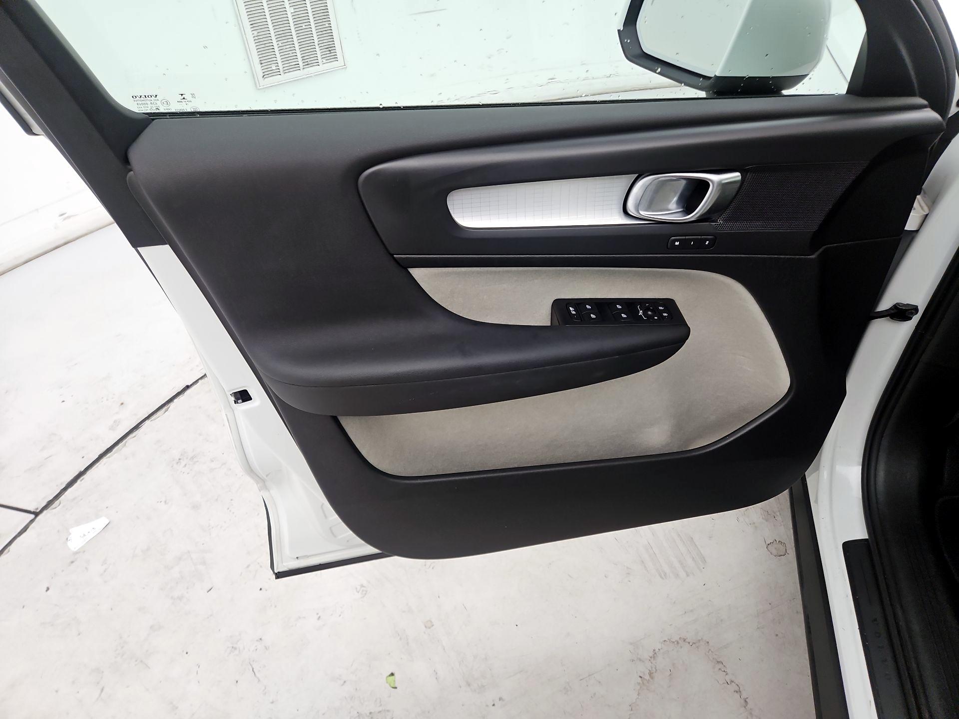 Thumbnail: 2020 Volvo XC40 - 12