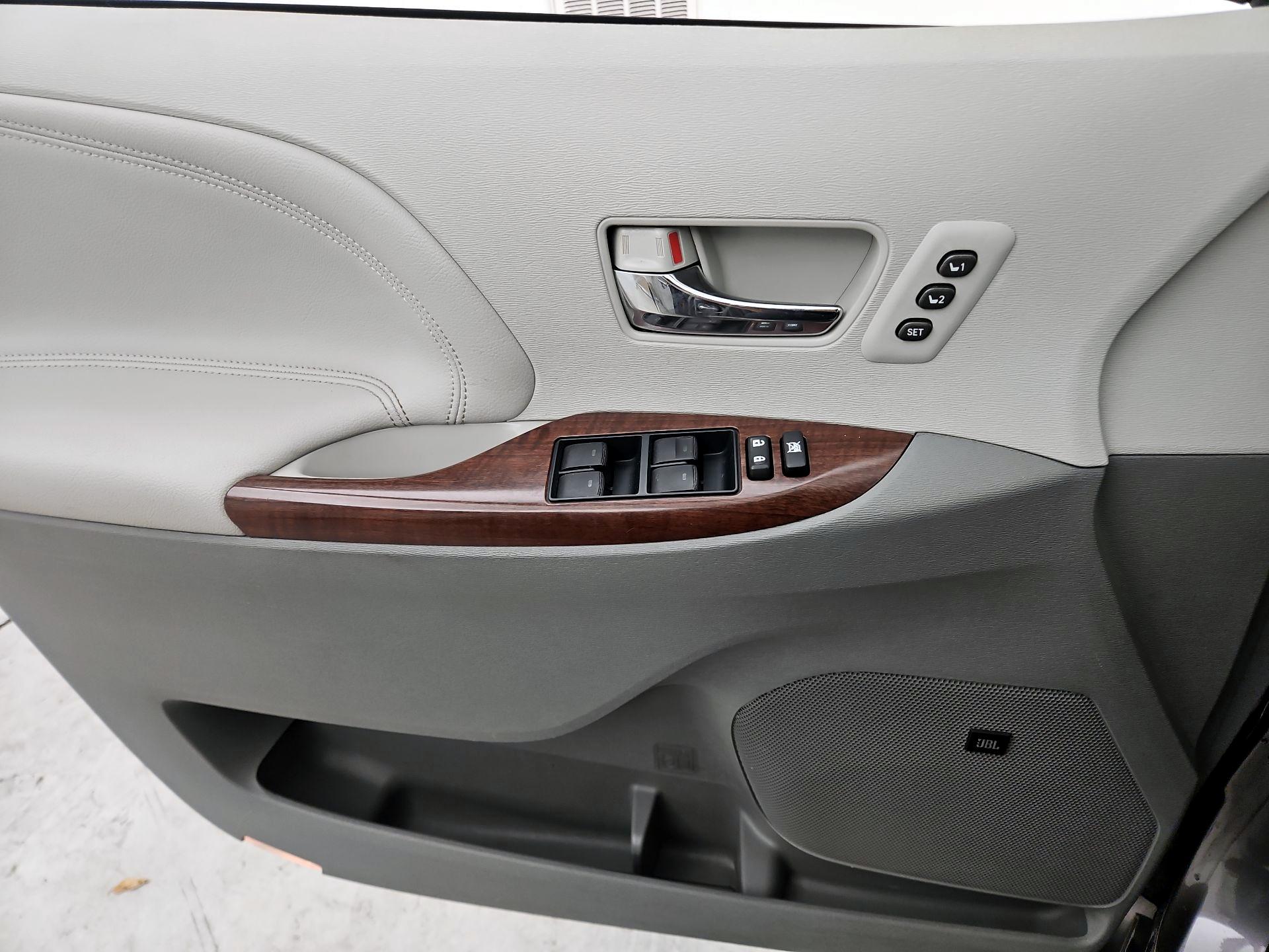 Thumbnail: 2014 Toyota Sienna - 12