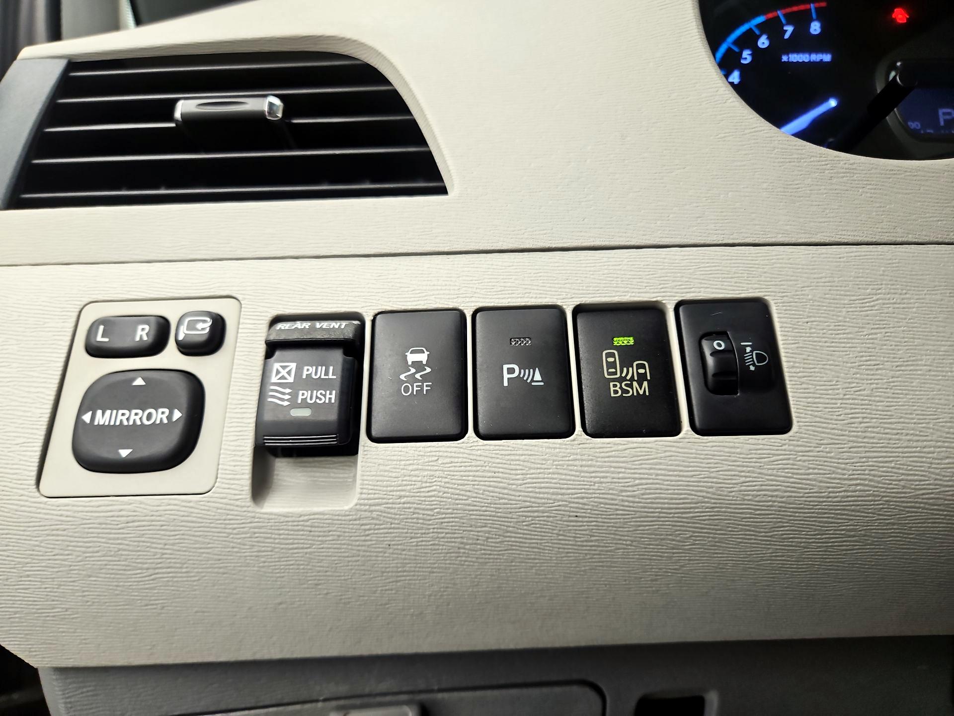 Thumbnail: 2014 Toyota Sienna - 13
