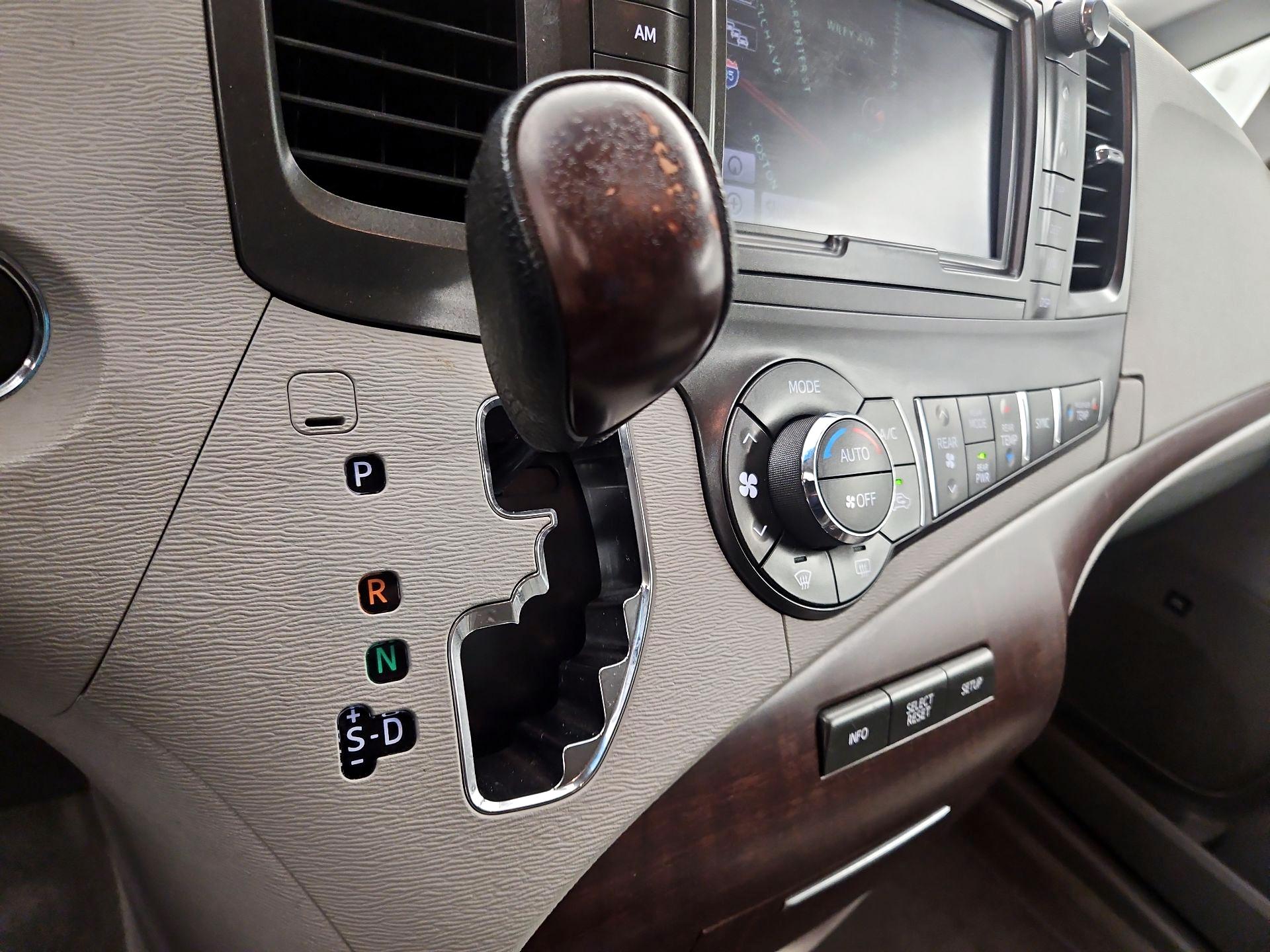 Thumbnail: 2014 Toyota Sienna - 17