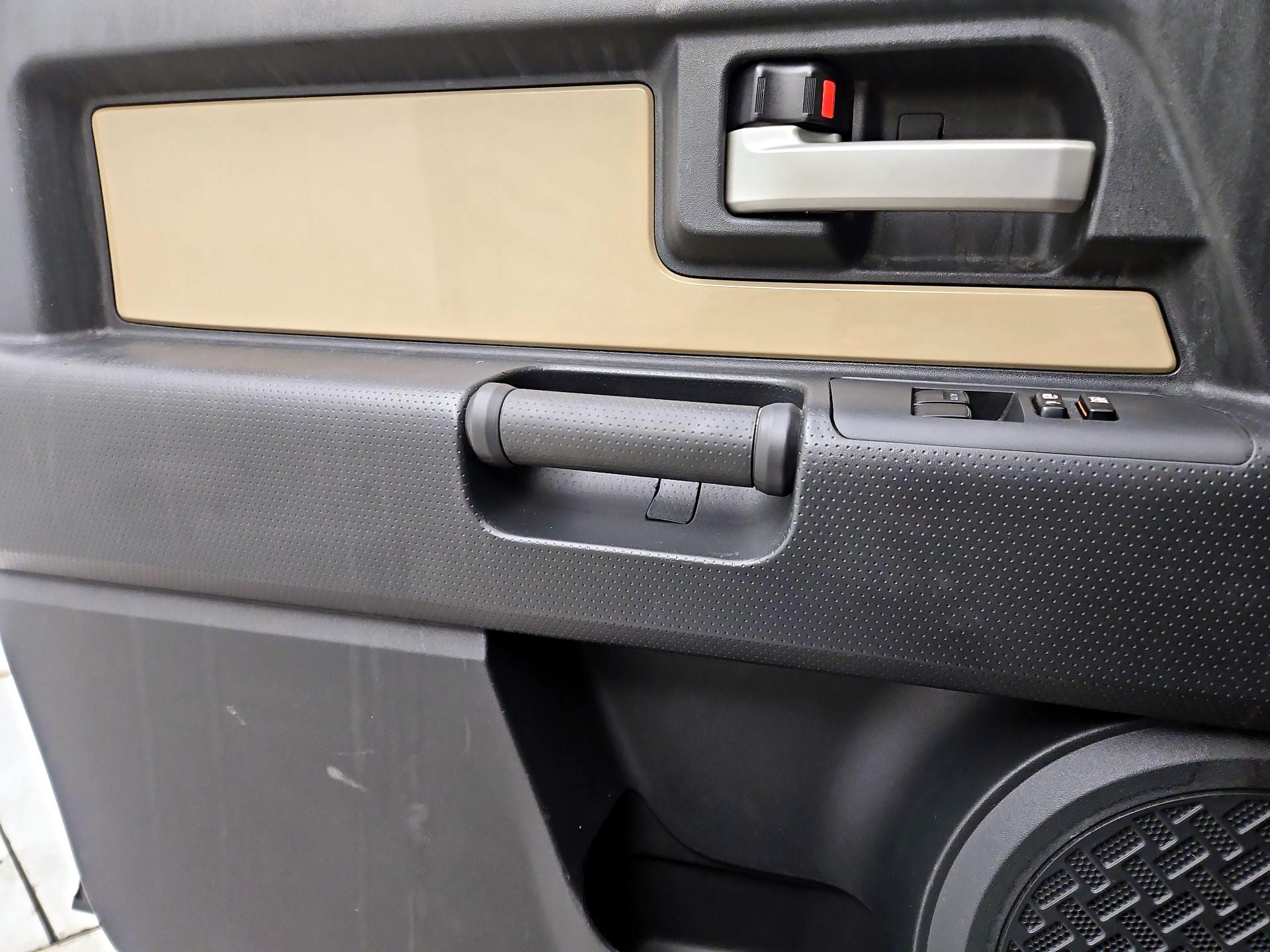 Thumbnail: 2014 Toyota FJ Cruiser - 12