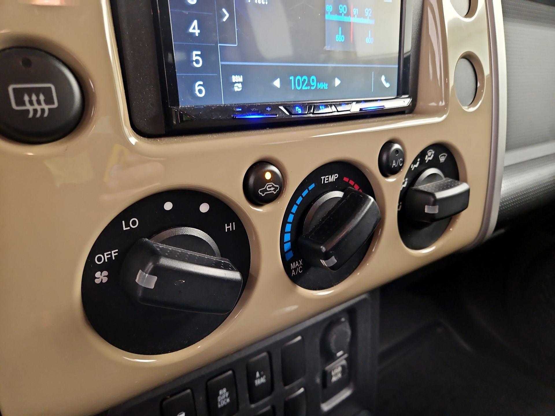 Thumbnail: 2014 Toyota FJ Cruiser - 16