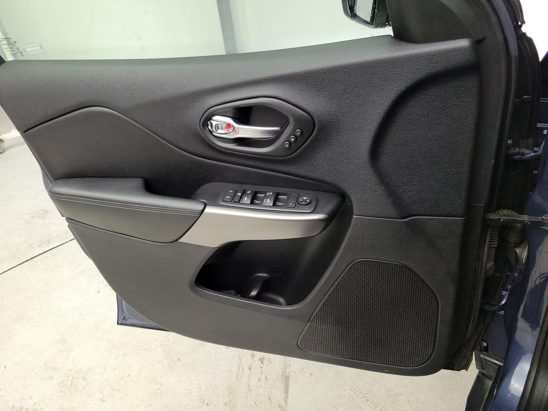 Thumbnail: 2020 Jeep Cherokee - 12