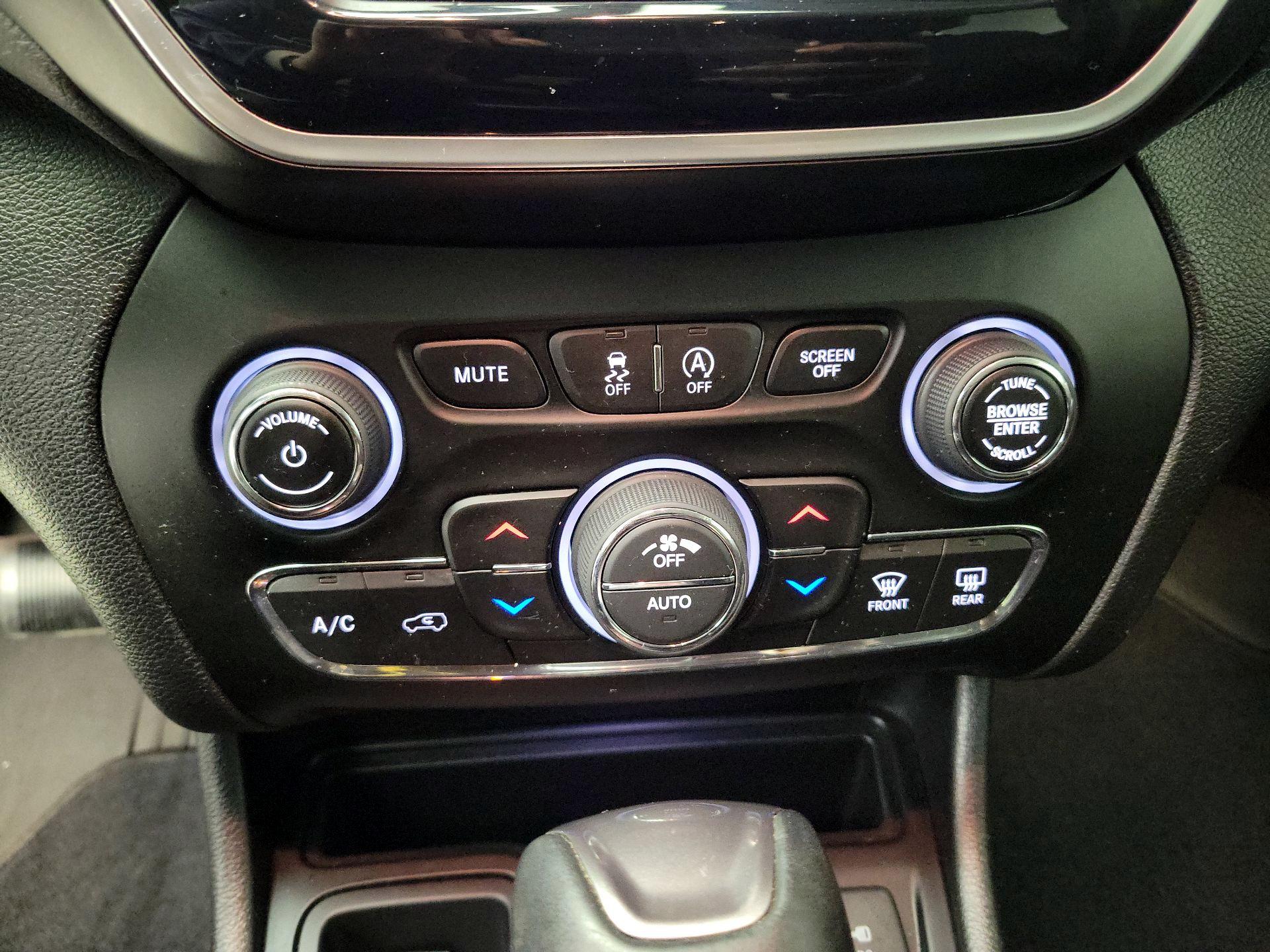 Thumbnail: 2020 Jeep Cherokee - 16