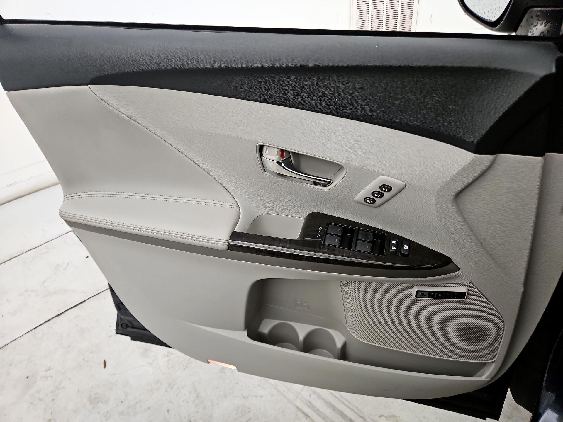 Thumbnail: 2015 Toyota Venza - 12