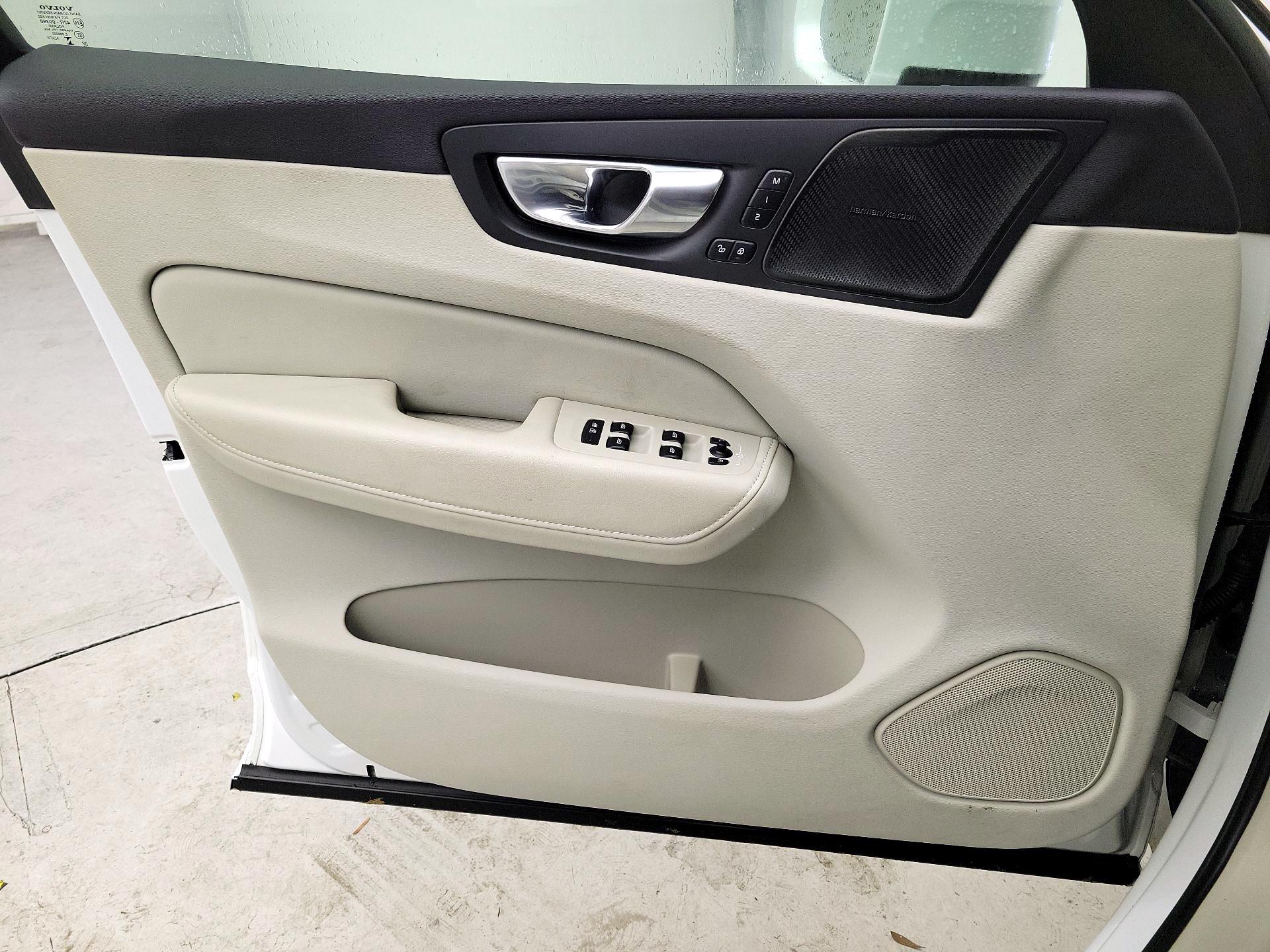 Thumbnail: 2023 Volvo XC60 - 12