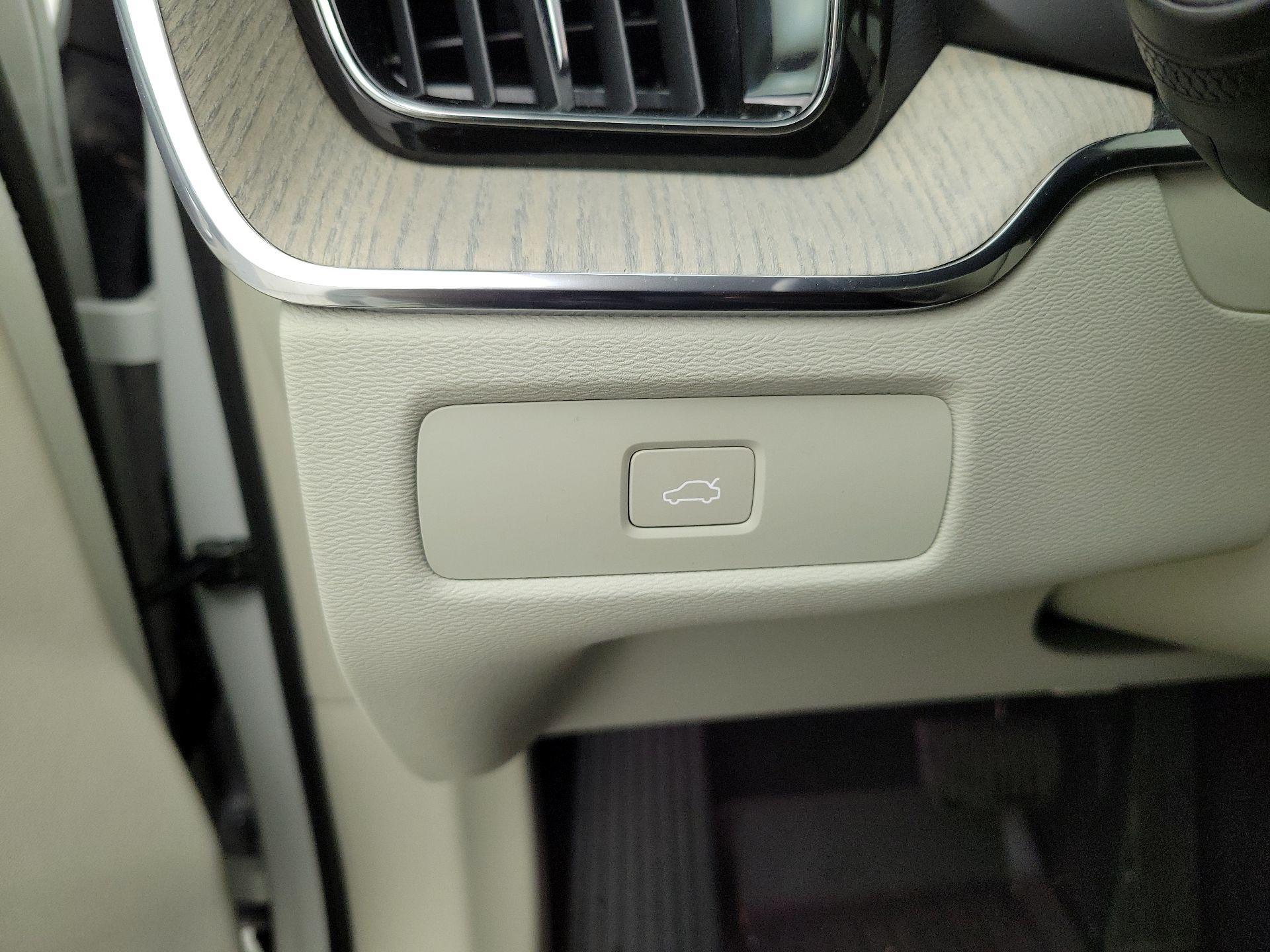 Thumbnail: 2023 Volvo XC60 - 13