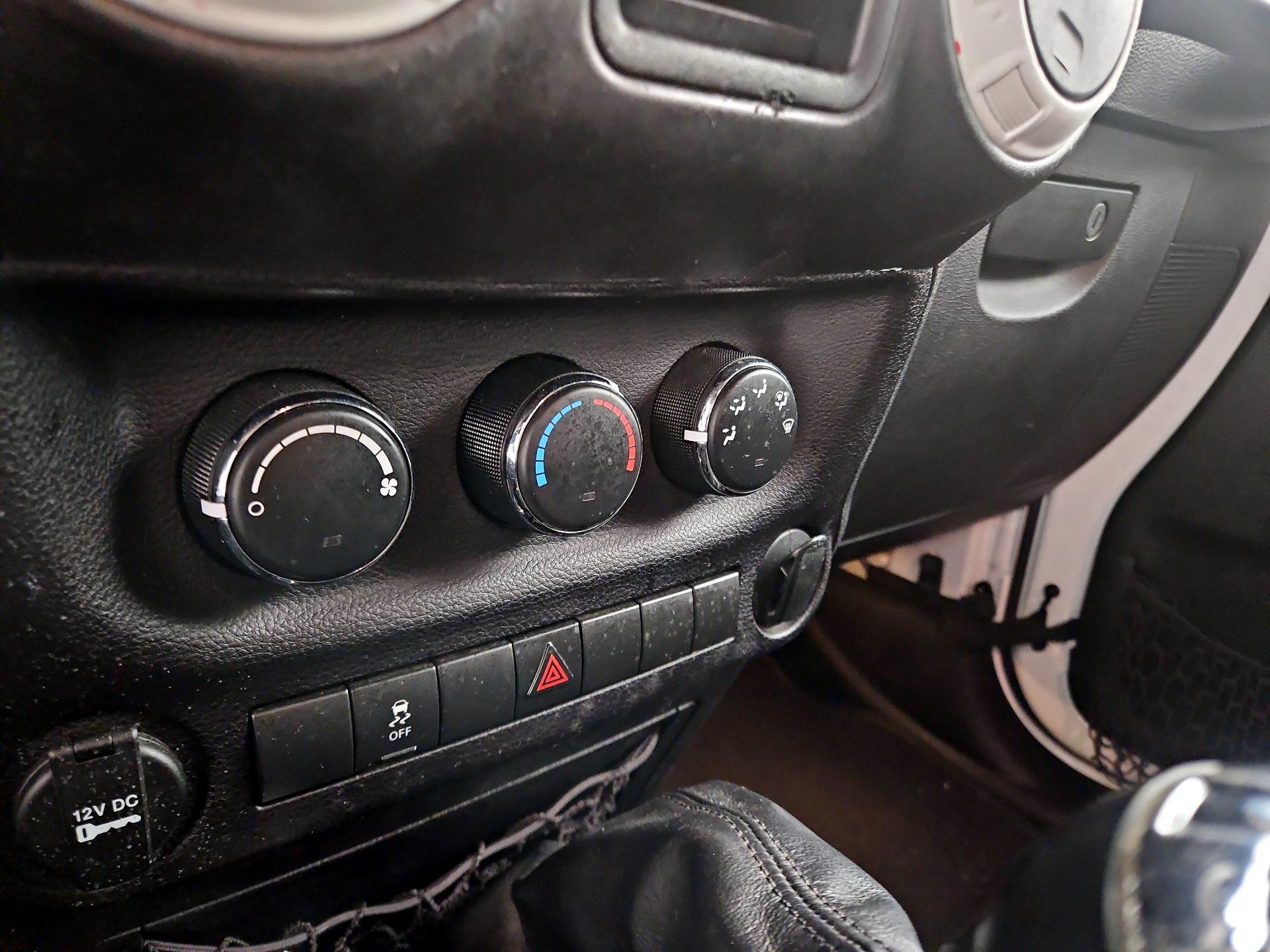 Thumbnail: 2015 Jeep Wrangler - 14